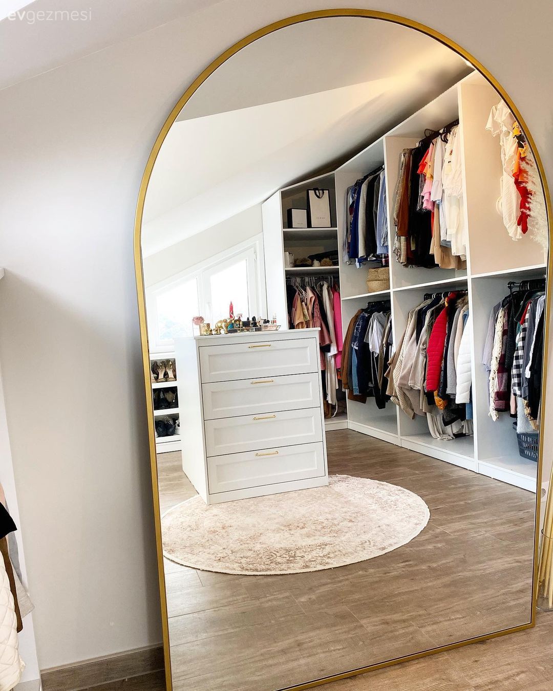 Giyinme odası, Modern, Beyaz, Bej, Yuvarlak halı, Halı, Parke, Ayna