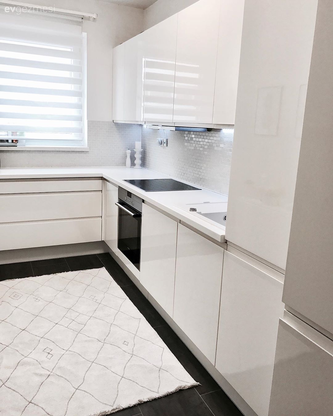 Mutfak, Beyaz mutfak, U-tipi mutfak, Mutfak tezgahı, Mutfak tezgah arası, Ankastre, Siyah, Mutfak halısı, Zebra Perde, Perde, Mutfak perdesi