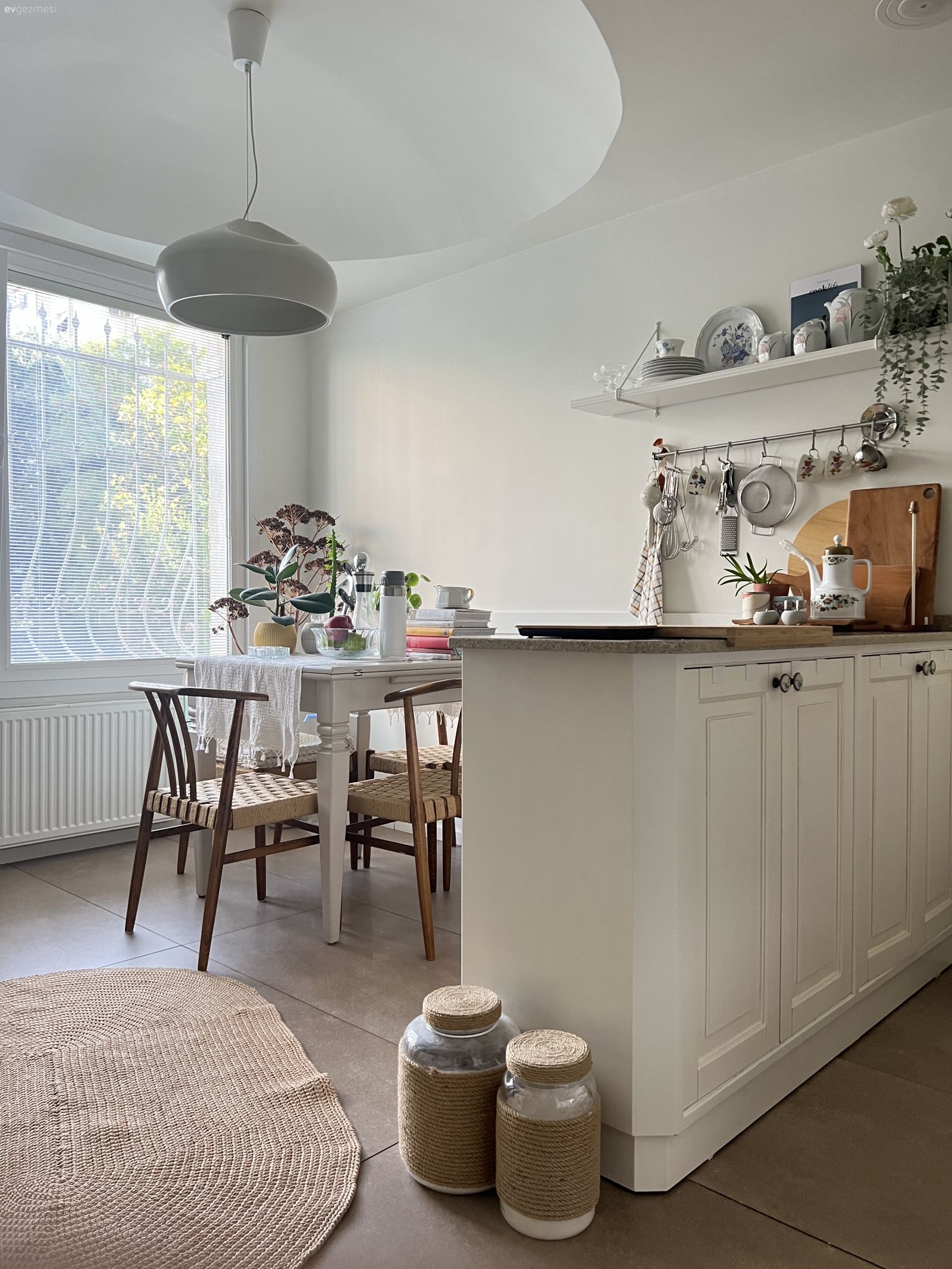 Mutfak, İskandinav, Amerikan Mutfak, Mutfak masası, Sandalye, Mutfak Avize Modelleri, Duvar rafı, Duvar dekorasyonu, Mutfak duvar dekorasyonu, Mutfak halısı, Dekoratif Objeler, Saksı, Jaluzi, Jüt halı, Halı