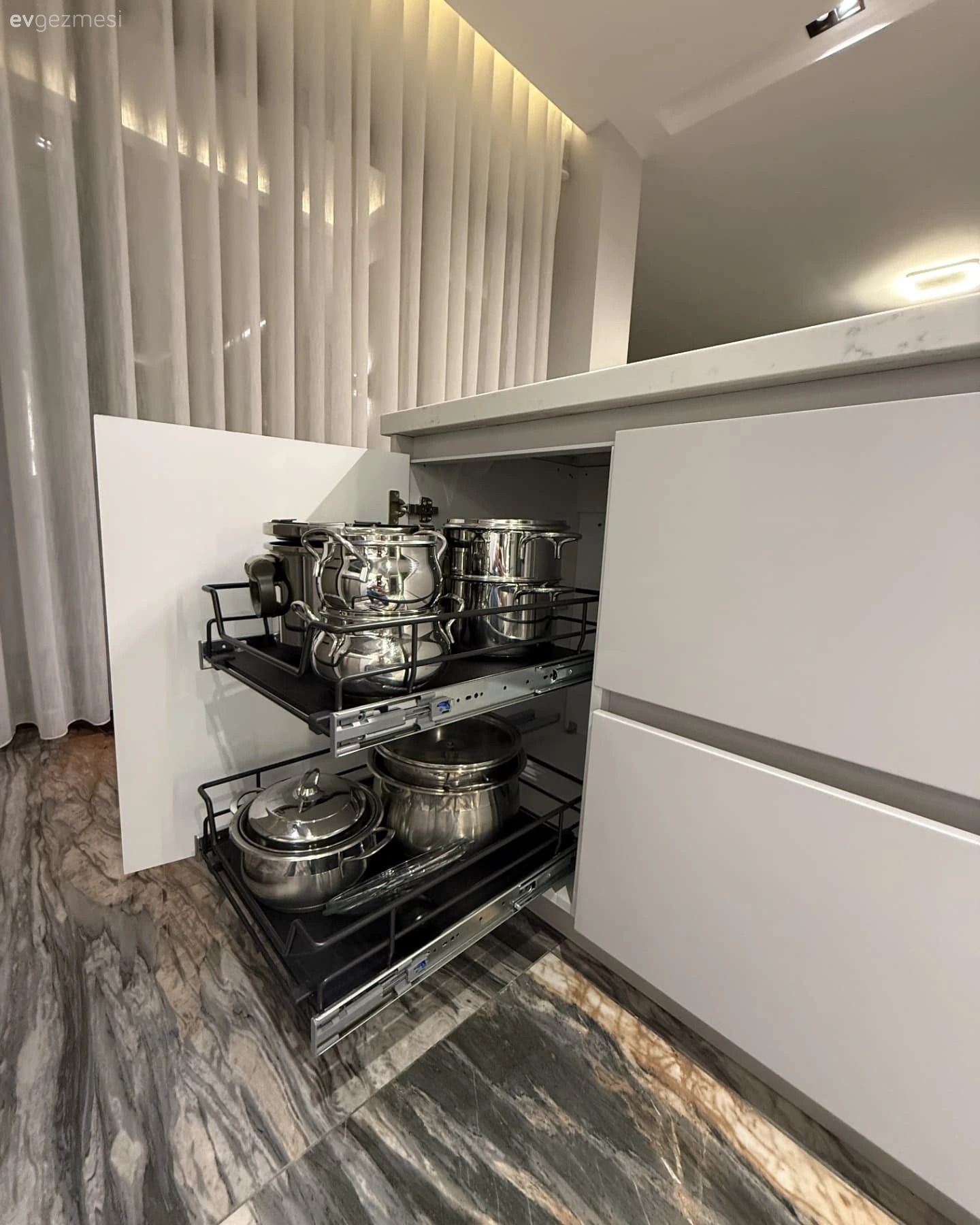 Kademeli Kulpsuz Dolaplar Bu Mutfağın Akıcı Görünmesini Sağlamış