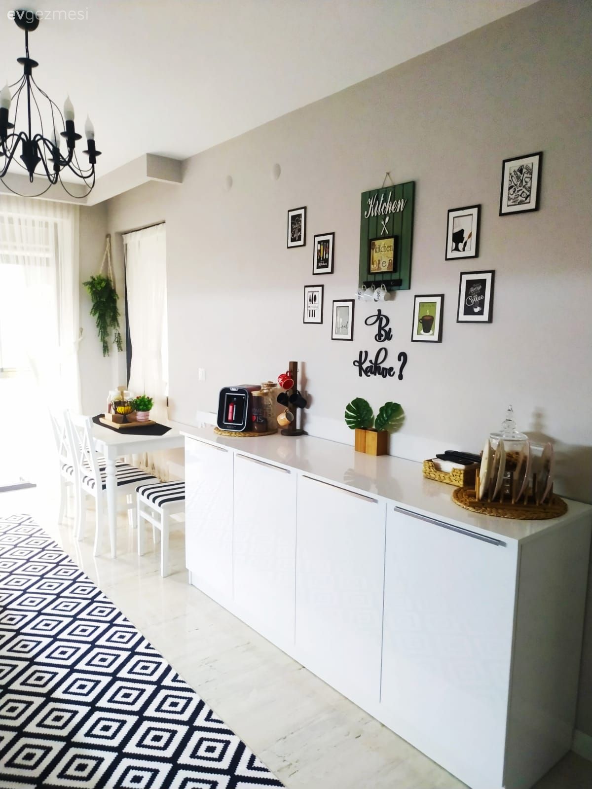 Konsol, Beyaz, Konsol üzeri dekoratif objeleri, Çerçeve, Avize, Aydınlatma, Salon avizesi, Siyah, Desenler