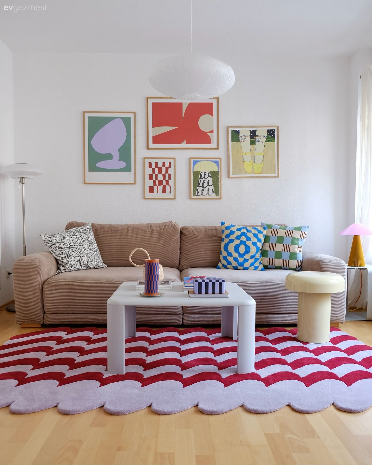 Monoton Renk Paletlerine Meydan Okuyan Neşeli Bir Dekor