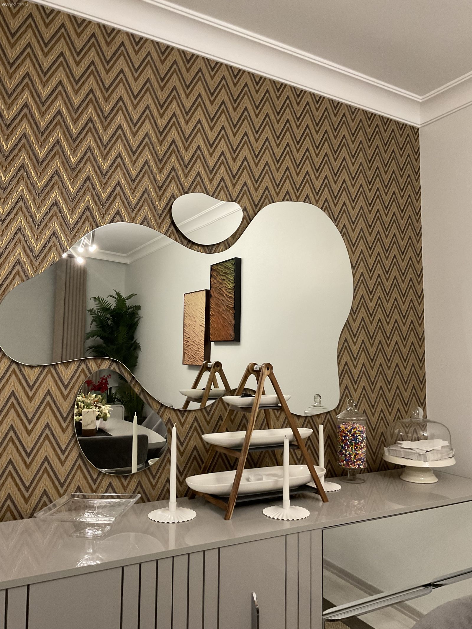 İstanbul'daki İki Katlı Bu Evde Duvarlar Odak Noktası!