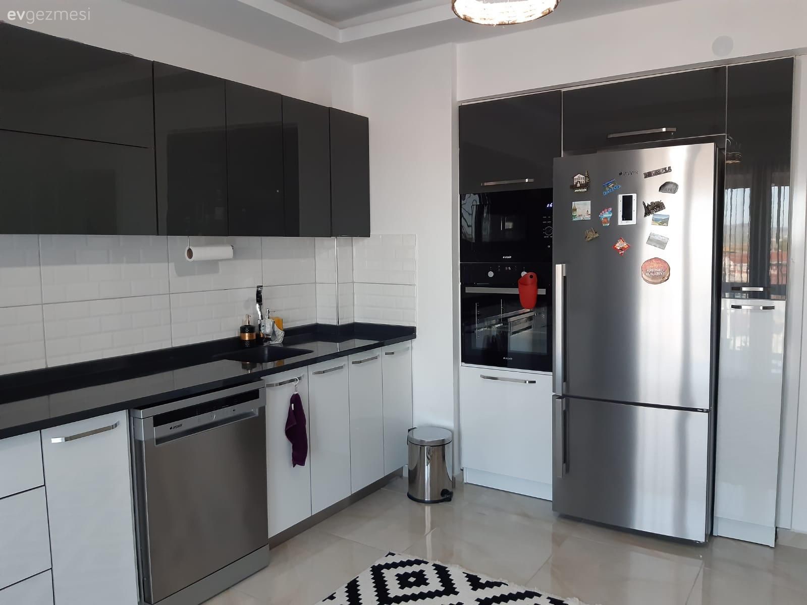 Mutfak, Beyaz, Siyah, Kulpsuz mutfak dolabı, Mutfak tezgahı, Mutfak tezgah arası, Fon perde, Perde, Tül perde, Mutfak halısı, Geometrik desen, Desenler, Mutfak Avize Modelleri