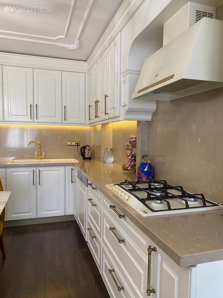 Mutfak, Country, Country mutfak, Mutfak tezgahı, Mutfak tezgah arası, Tezgah arası doğal taş, Tavan dekorasyon, Beyaz, Davlumbaz, Parke