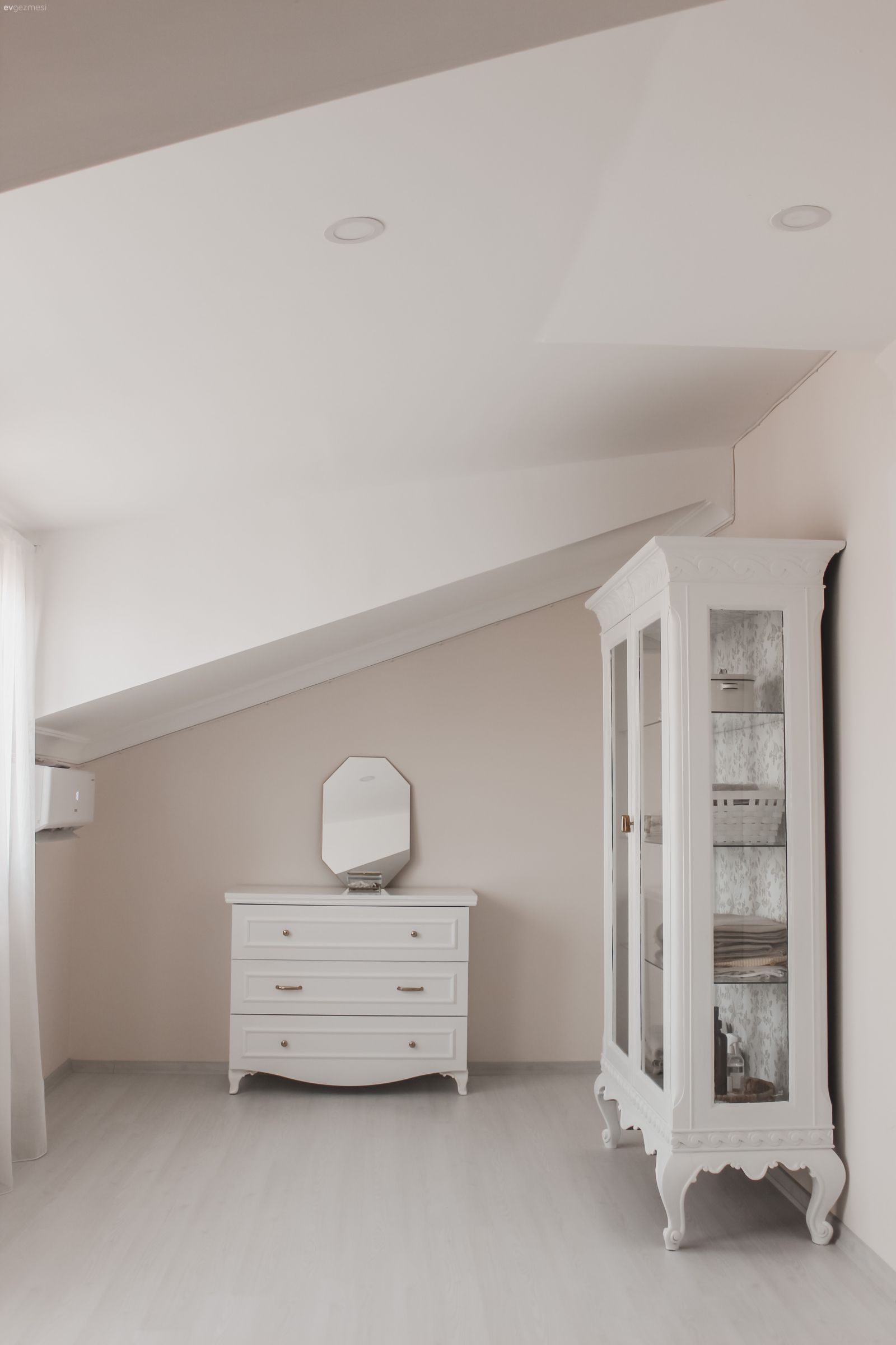 Bu Evde Ne Renkler Göz Yoruyor Ne De Eşyalar Boş Yer Kaplıyor!