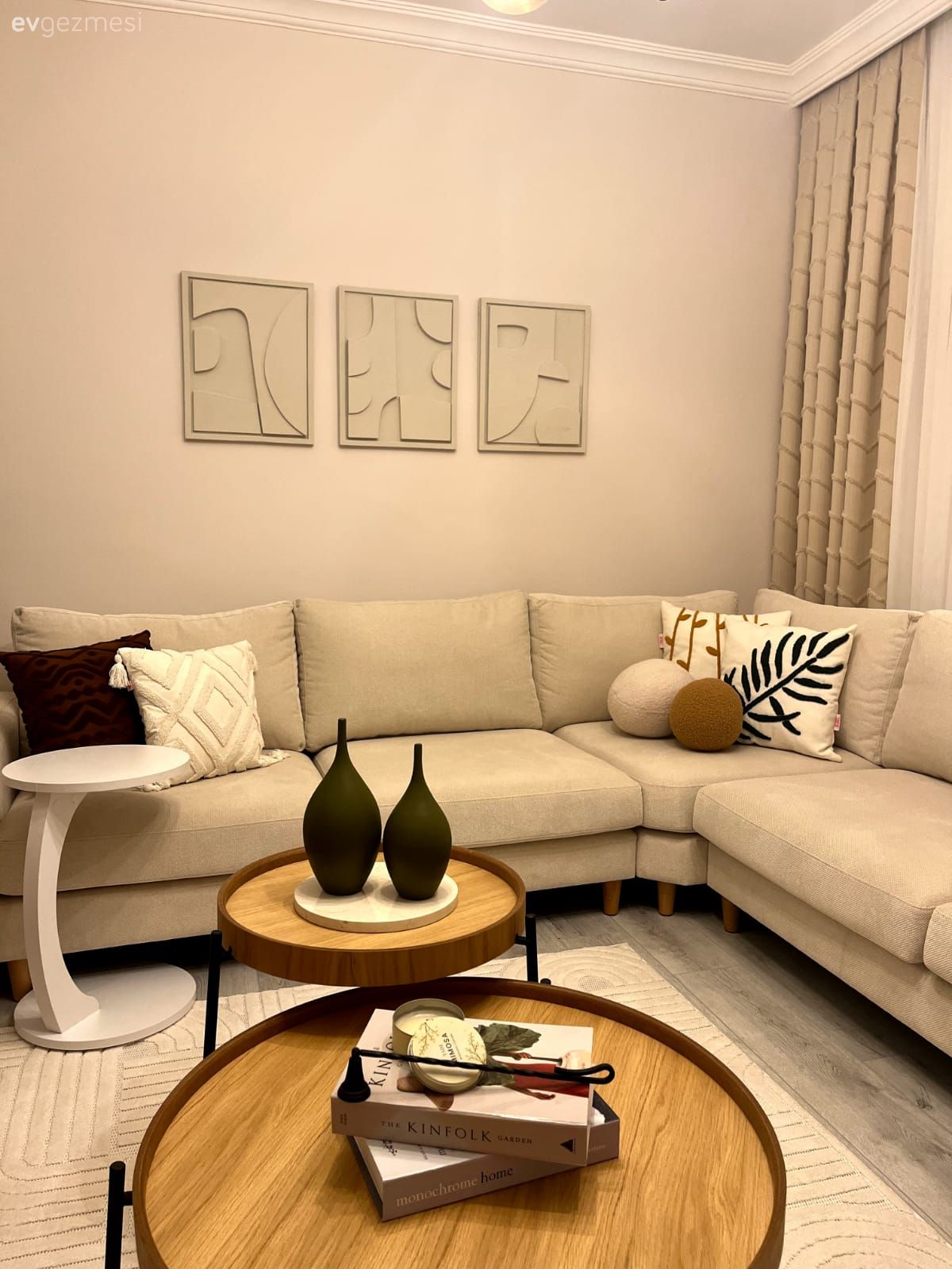 Köşe koltuk, Koltuk takımı, Salon, Krem, Bej, Beyaz, Ahşap Mobilya, Fon perde, Perde, Tül perde, Kırlent, Ev tekstili, Halı, Salon halısı