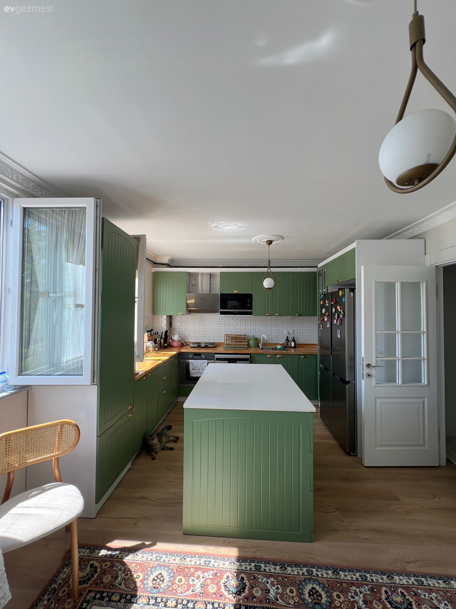 Bu Geniş Mutfağın Bir Tarafında Yeşil Dolaplar Var Diğerinde Kiler!