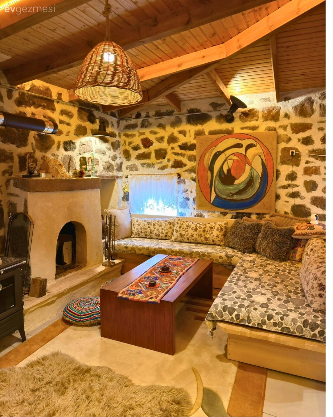 Köy evi, Ahşap ev, Taş ev, Salon, Şömine, Avize, Aydınlatma, Salon avizesi, Tavan dekorasyon, Sedir