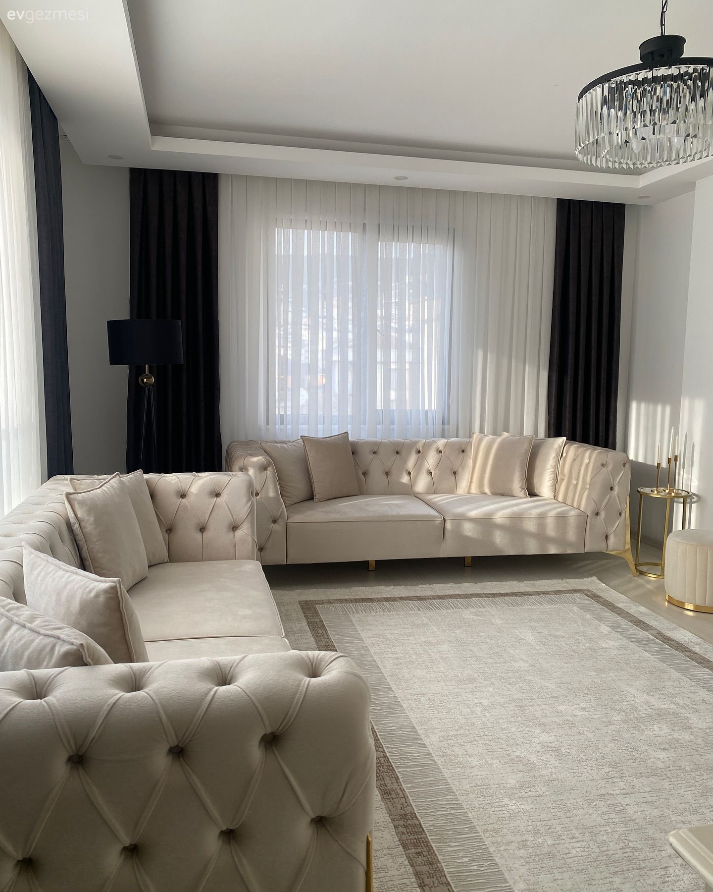 Bu İki Katlı Evde Modern Stil Çok Baskın