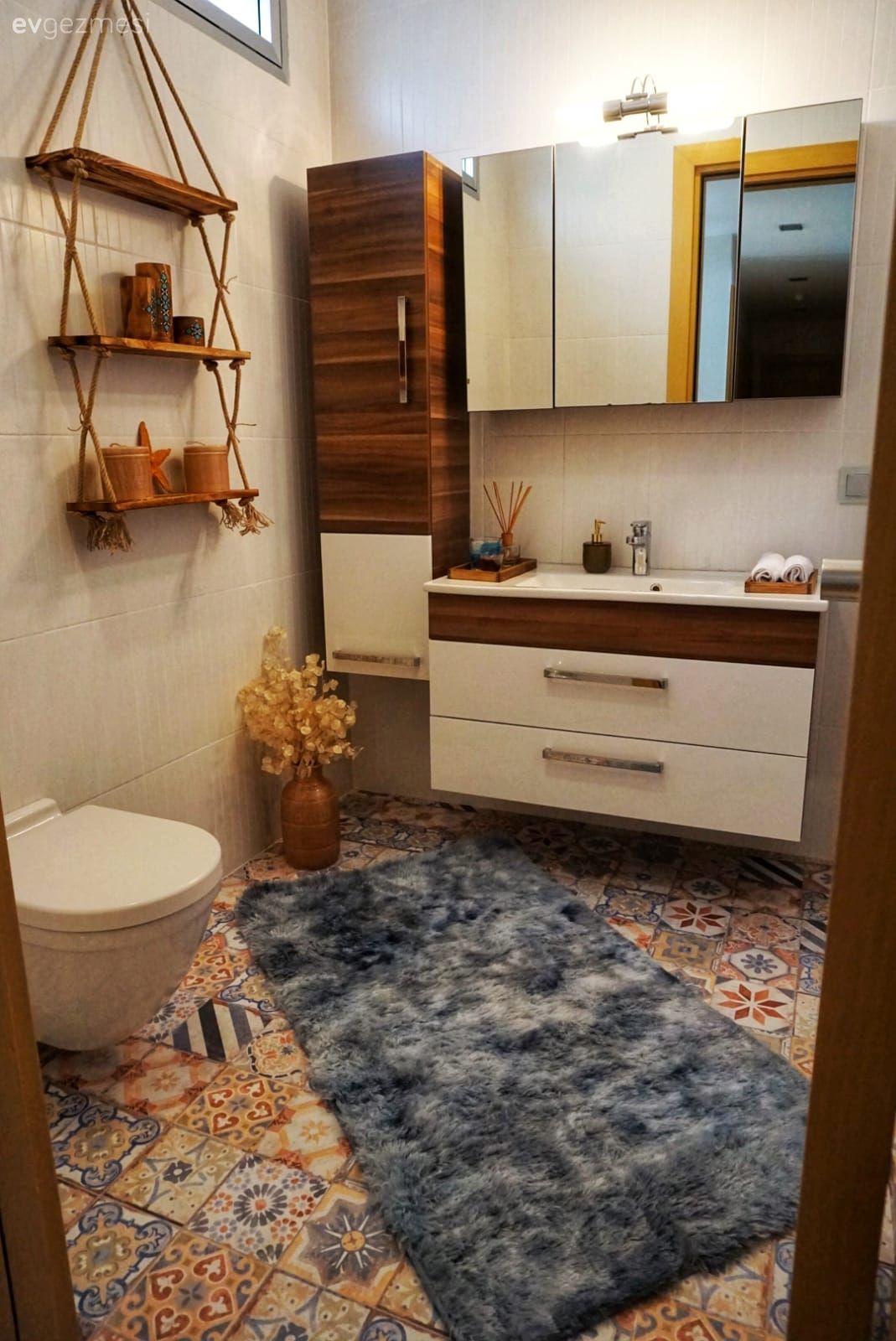 Banyo, Beyaz, Kahverengi, Banyo dolabı, Banyo aynası, Banyo paspası, Banyo seramikleri, Banyo rafı, Banyo aksesuarları, Mavi