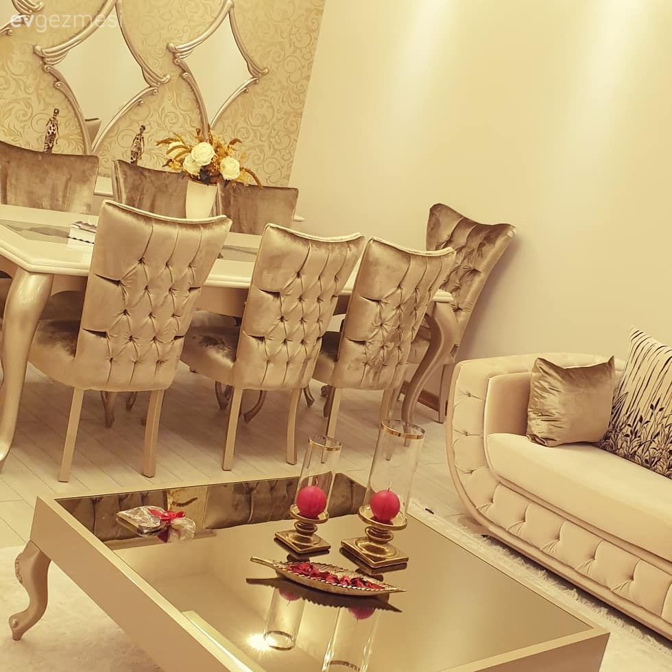 Salon, Büyük salon, Krem, Kahverengi, Altın, Koltuk takımı, Berjer, Halı, Salon halısı, Orta sehpa, Sehpa, Yemek masası, Sandalye, Kırlent, Ev tekstili, Sehpa üstü aksesuarı, Ev Aksesuar, Dekoratif ayna, Ayna, Duvar dekorasyonu, Mumluk, Şamdan