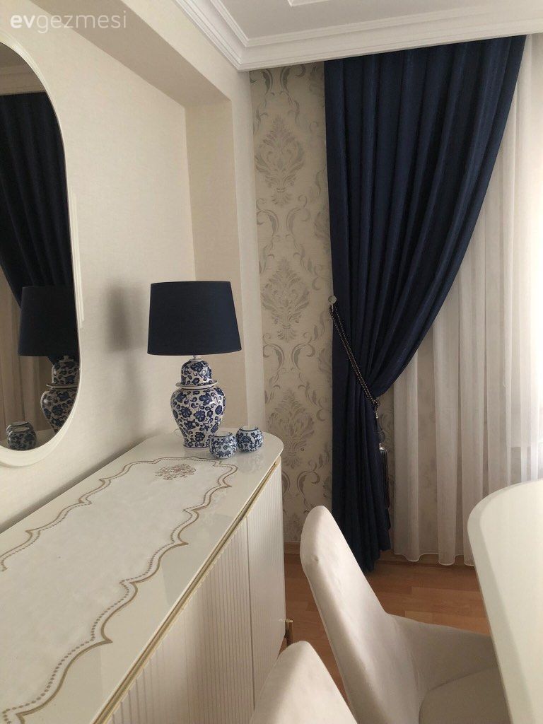 Beyaz, Parlament mavisi, Duvar kağıdı, Duvar dekorasyonu, Abajur, Aydınlatma, Ayna, Konsol, Konsol üzeri dekoratif objeleri