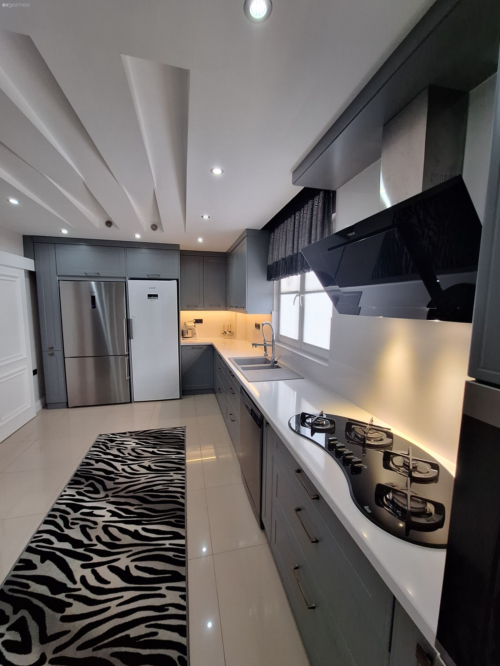 Mutfak, Gri, Beyaz, Siyah, Shaker kapaklı dolaplar, Mutfak tezgahı, Mutfak tezgah arası, Mutfak halısı, Mutfak zemin seramikleri, Spot aydınlatma, Aydınlatma, Mutfak perdesi, Ankastre