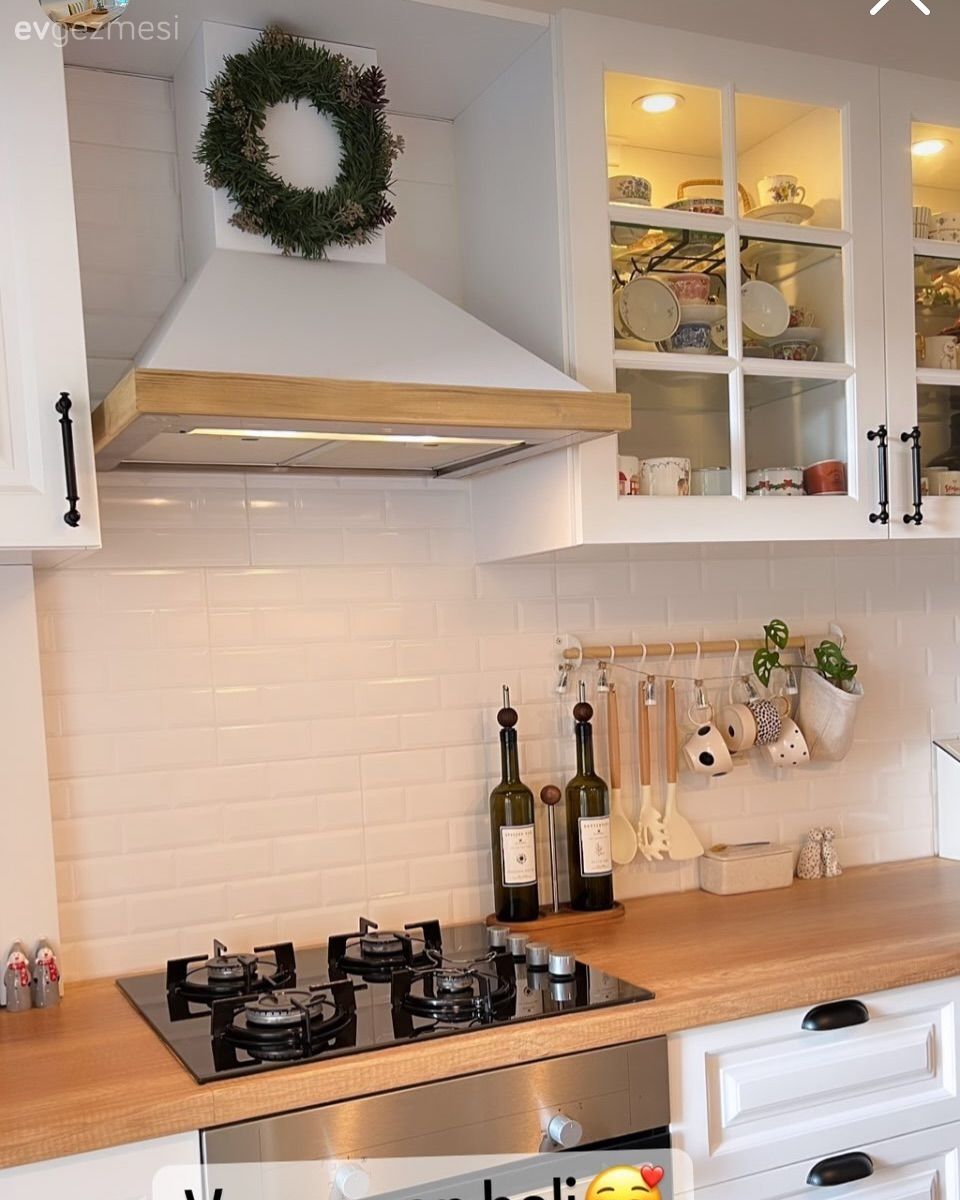 Ahşap ve Beyaz Dostluğu: İstanbul'da Aurası Yüksek Bir Ev!