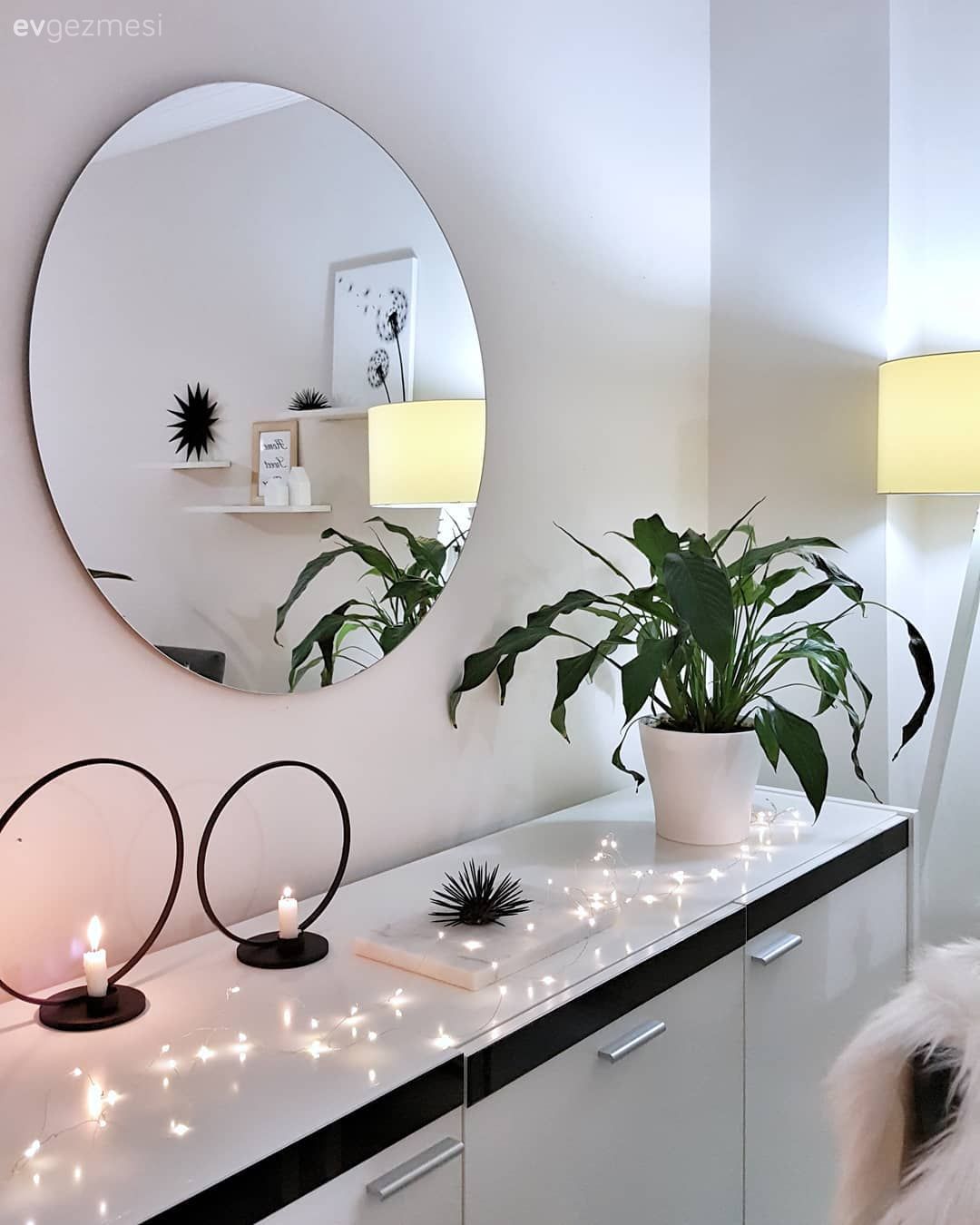 Yemek Odası, Yuvarlak ayna, Dekoratif ayna, Konsol, Konsol üzeri dekoratif objeleri, Vazo, Ev Aksesuar, Çiçekler, Lambader, Aydınlatma, Modern, İskandinav, Mumluk, Ev bitkisi