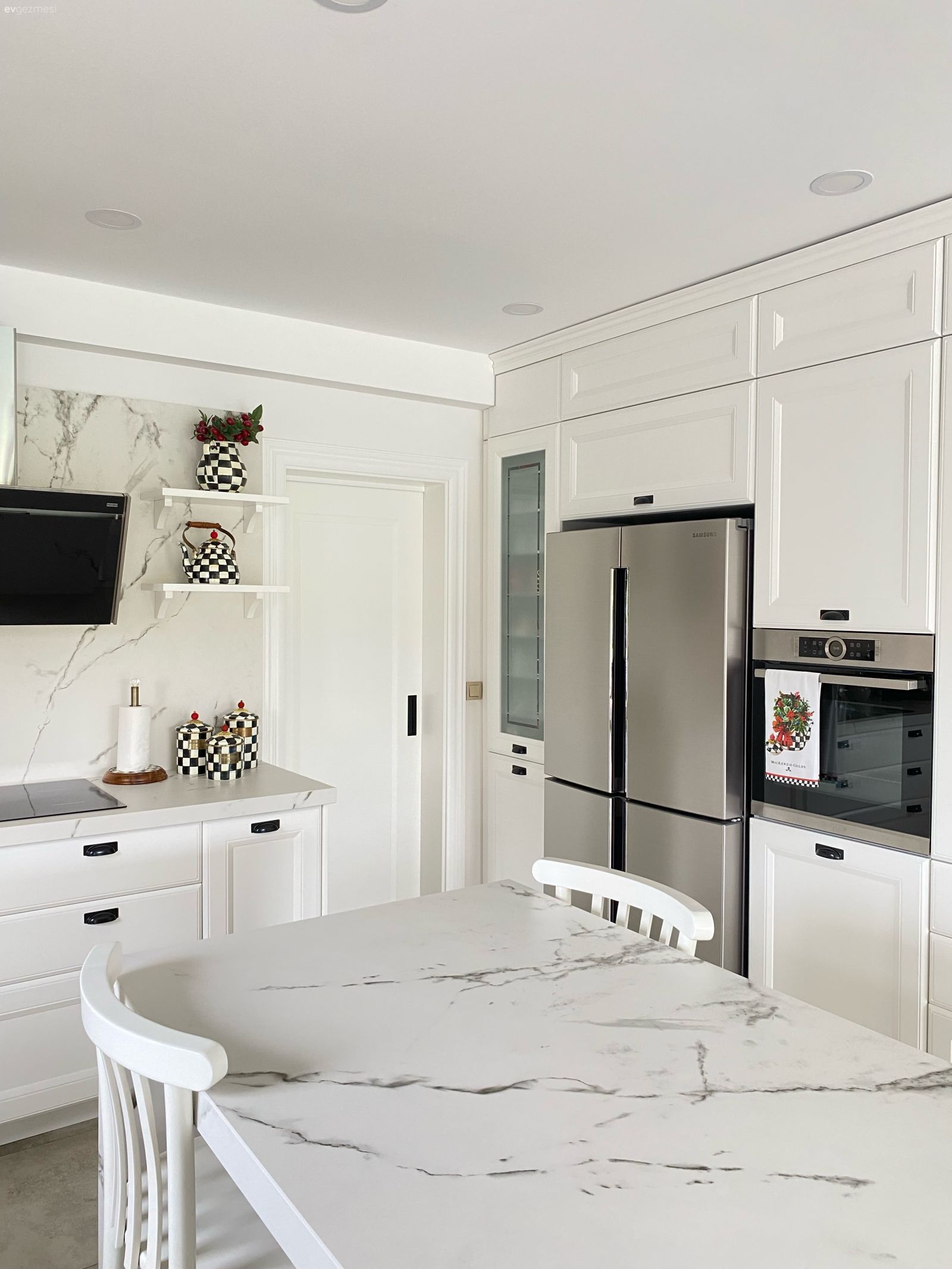 Mutfak, Beyaz mutfak, Beyaz, Siyah, Shaker kapaklı dolaplar, Mutfak tezgahı, Mutfak tezgah arası, Tezgah arası doğal taş, Sandalye, Ada mutfak