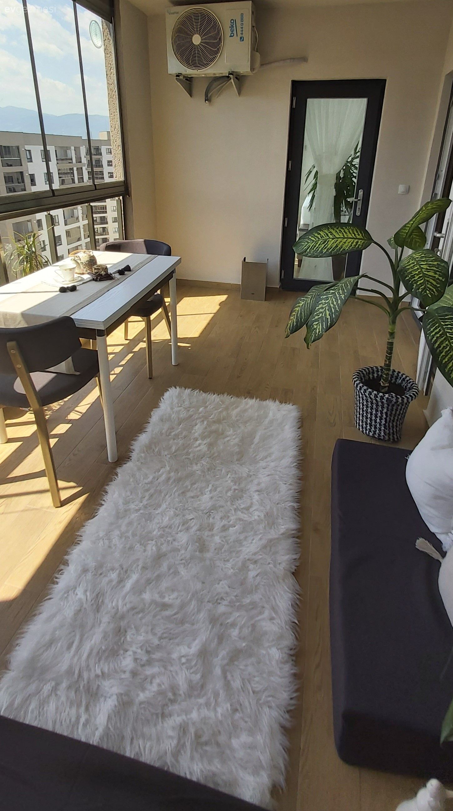 Balkon, Beyaz, Antrasit  , Balkon halısı, Balkon masası, Sandalye, Sedir, Cam balkon, Balkon zemini, Ev bitkisi, Peluş