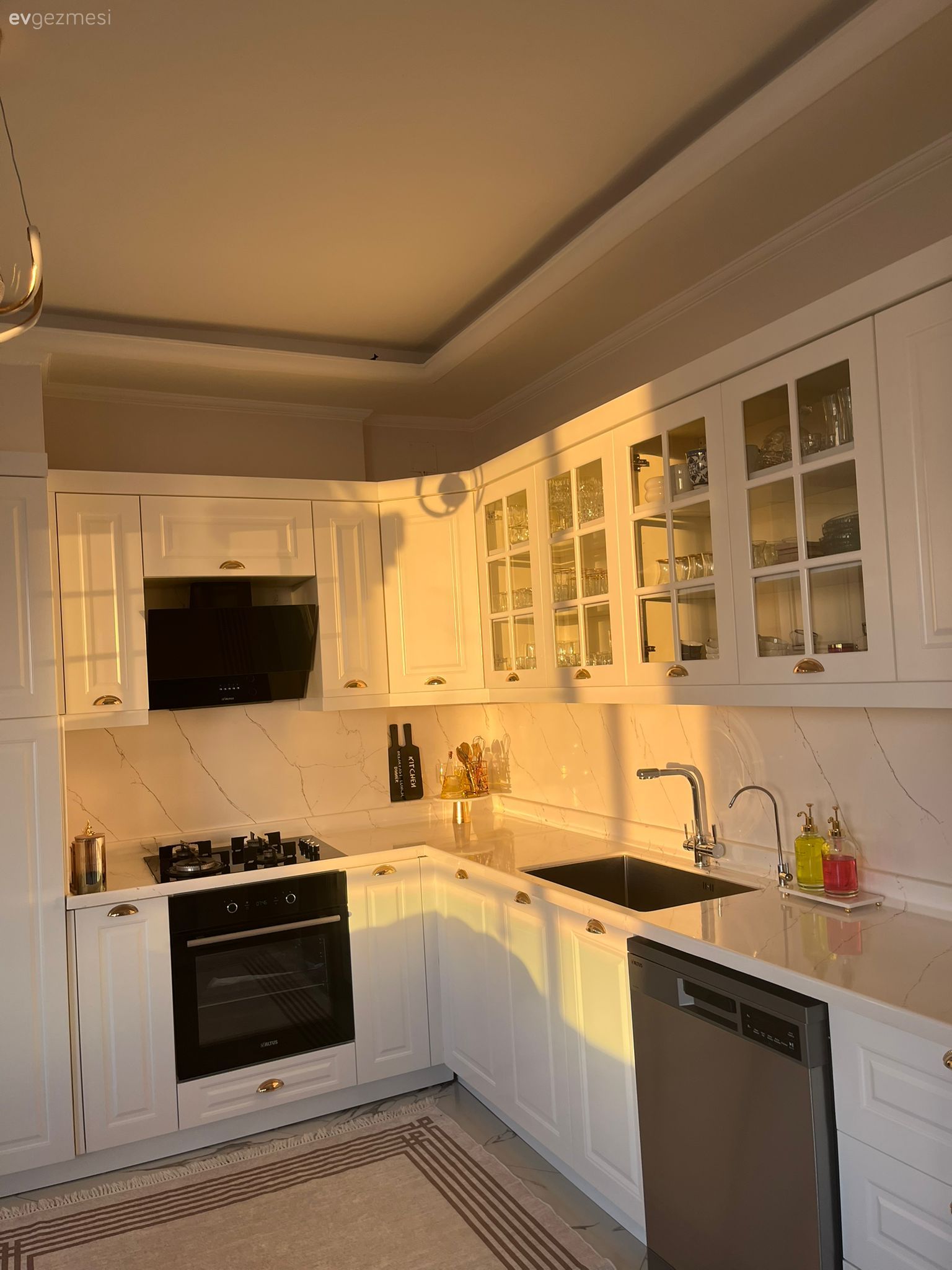 Mutfak, Beyaz, Shaker kapaklı dolaplar, Mutfak tezgahı, Mutfak tezgah arası, Cam Ankastre, Ankastre, Mutfak aksesuarları, Mutfak halısı, Davlumbaz, Mutfak zemin seramikleri, Cam kapaklı dolap, Eviye 