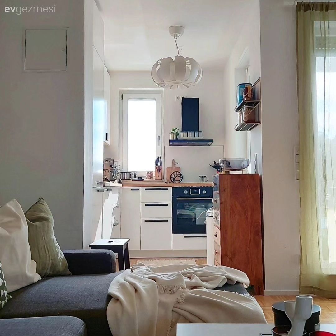 Aksesuarların Gücünü Yansıtan Bu Dekor Hem Sade Hem Hareketli!