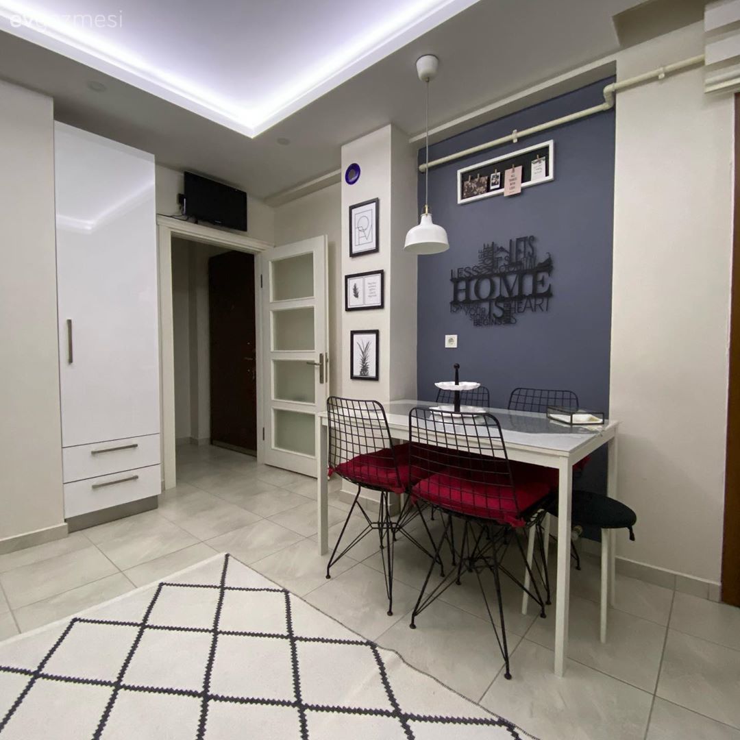 Beyaz, Siyah, Gri, Kırmızı, Çerçeve, Mutfak masası, Sandalye, Metal sandalye, Mutfak duvar dekorasyonu, Geometrik desen, Desenler, Mutfak halısı, Mutfak, Mutfak zemin seramikleri, Led aydınlatma, Aydınlatma