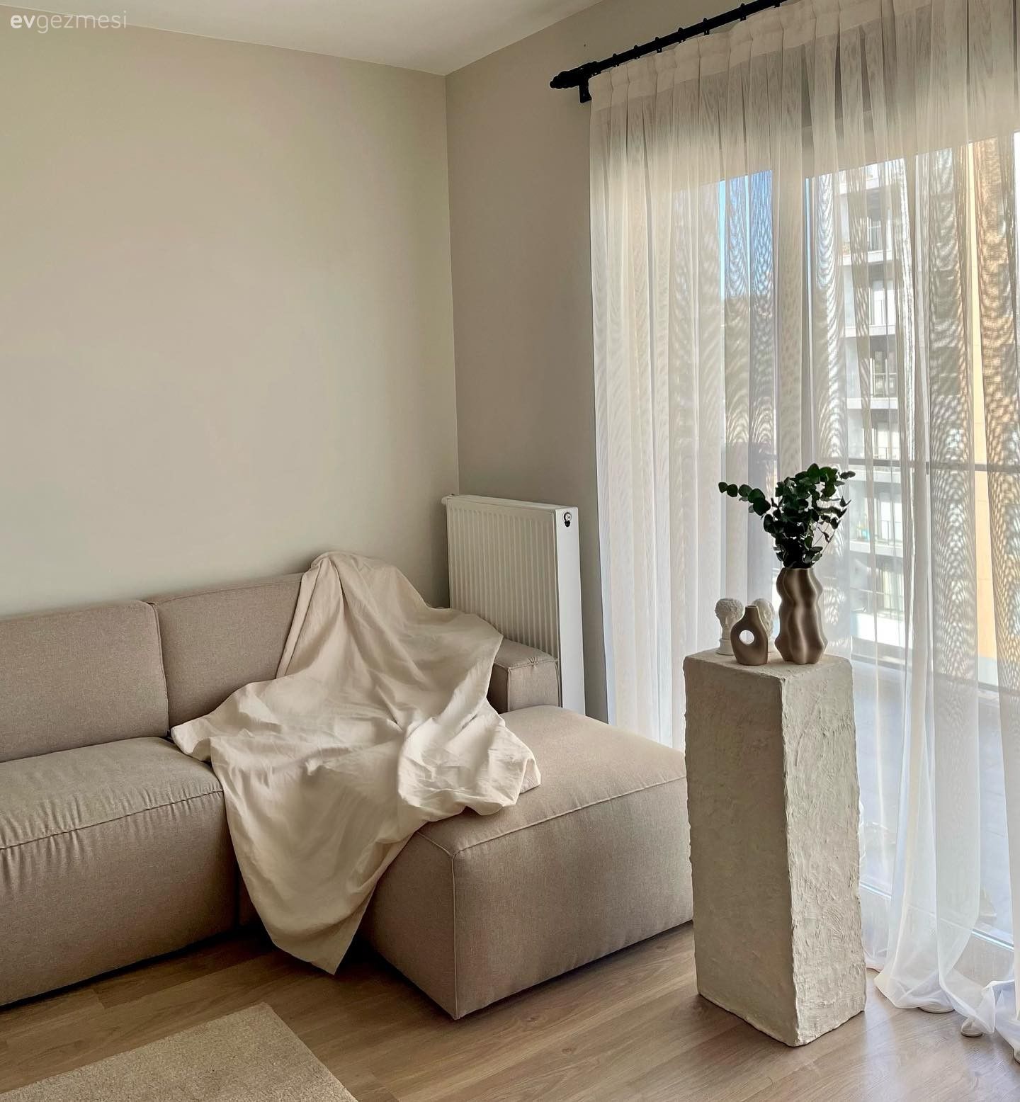 Salon, Köşe koltuk, Koltuk takımı, Krem, Beyaz, Tül perde, Perde, Dekoratif Objeler