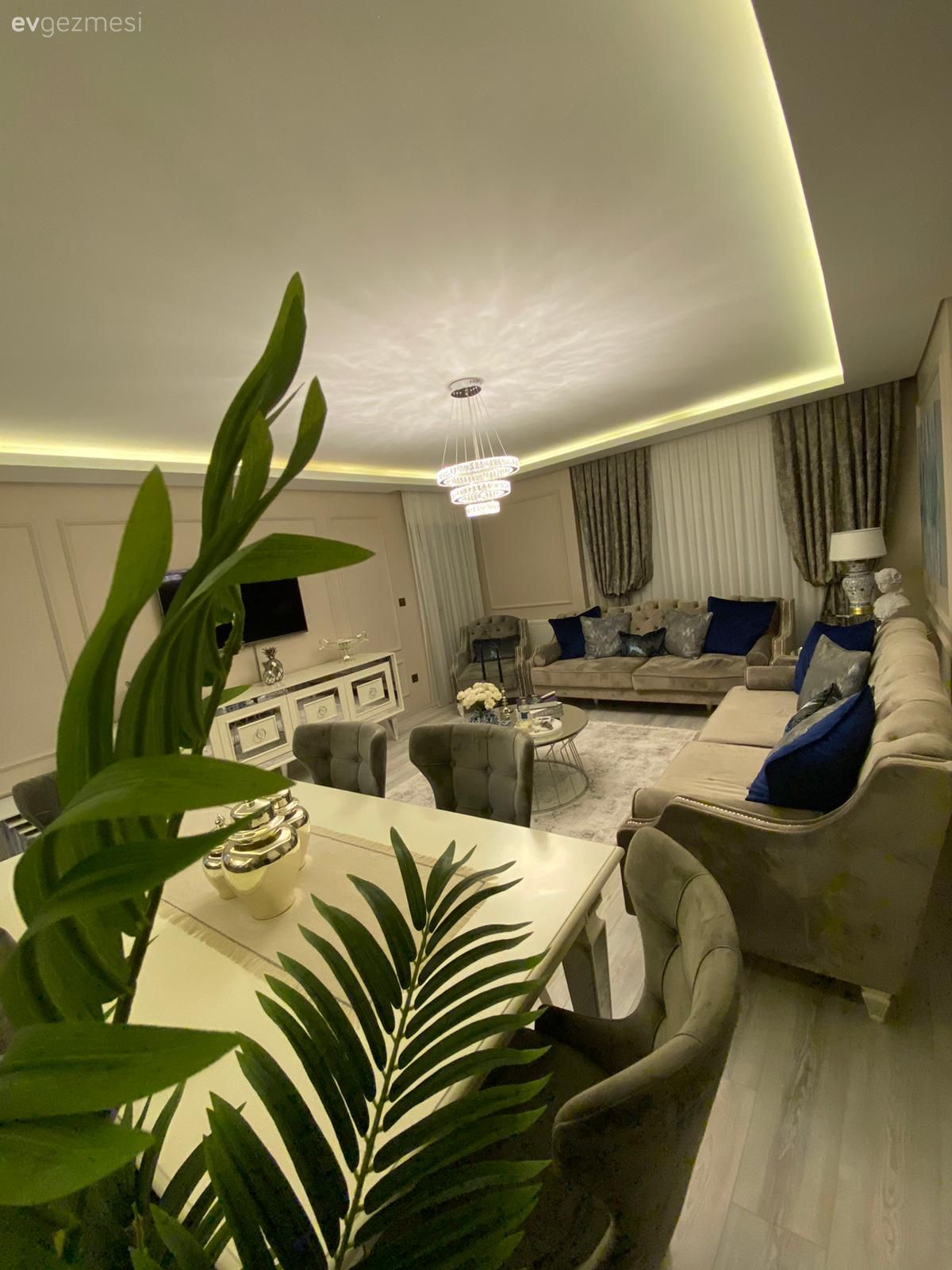 Salon, Modern, Gri, Beyaz, Parlament mavisi, Fon perde, Perde, Tül perde, Koltuk takımı, Halı, Salon halısı, Orta sehpa, Sehpa, Avize, Aydınlatma, Salon avizesi, Sandalye, Yemek masası, Parke, Led aydınlatma, Tablo, Duvar dekorasyonu, Duvar çıtalama, Dekoratif Objeler, Abajur, Ev bitkisi