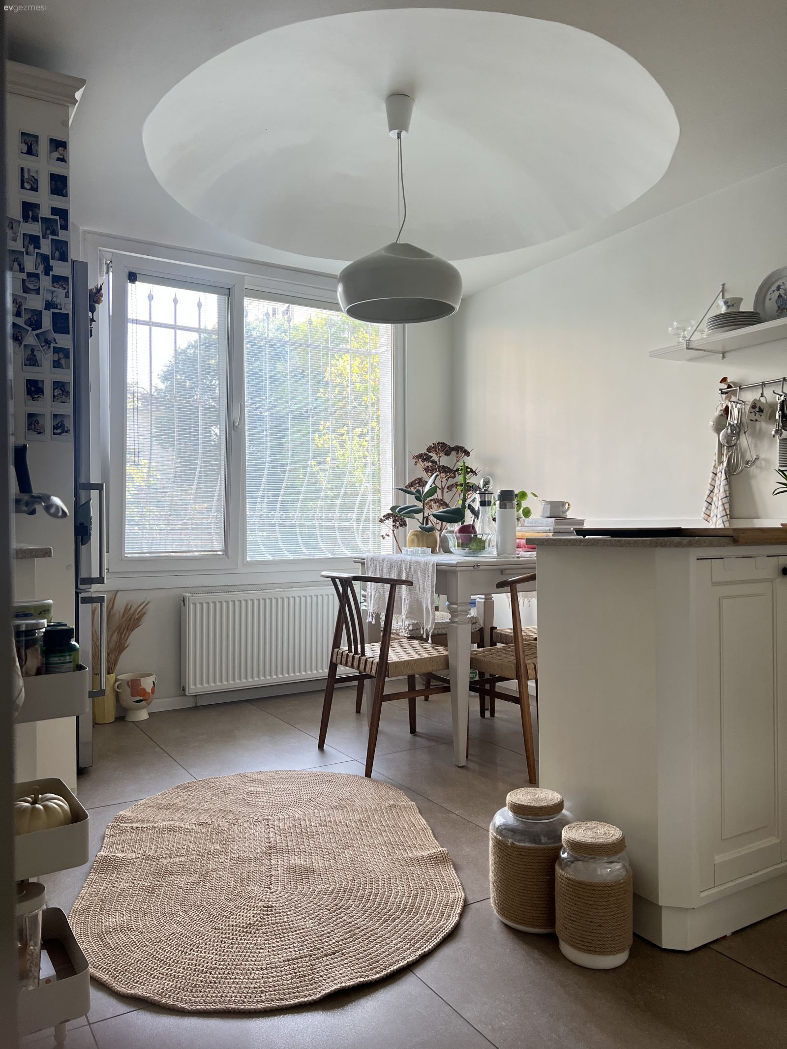 Mutfak, İskandinav, Amerikan Mutfak, Mutfak masası, Sandalye, Mutfak Avize Modelleri, Duvar rafı, Duvar dekorasyonu, Mutfak duvar dekorasyonu, Mutfak halısı, Dekoratif Objeler, Saksı, Jaluzi, Jüt halı, Halı