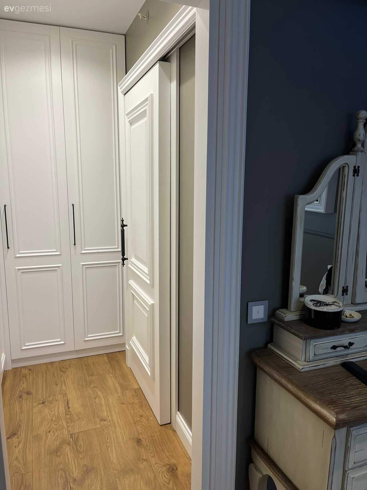 Giyinme odası, Beyaz, Gri duvar, Makyaj aynası, Yatak Odası, Makyaj masası