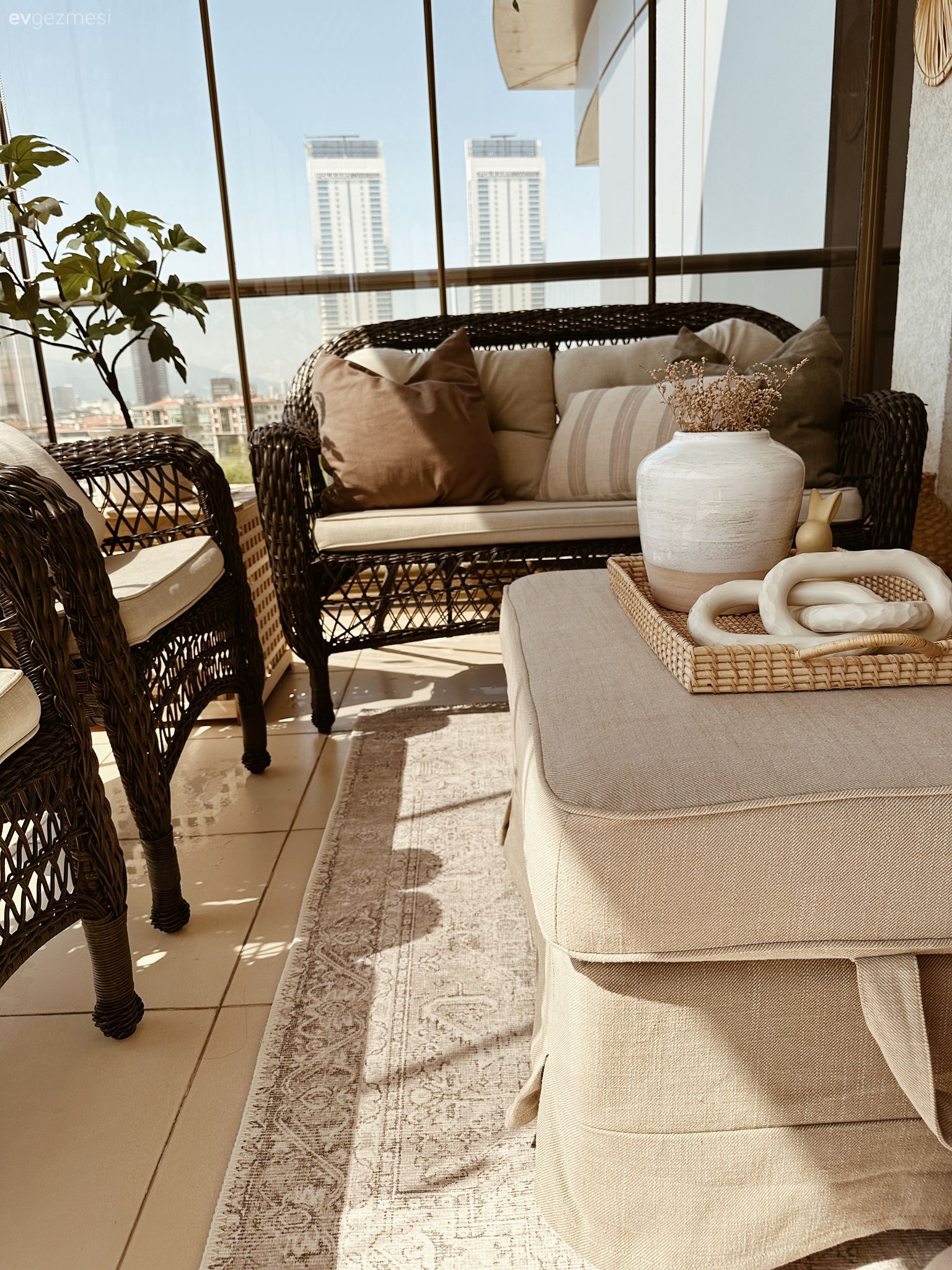 Balkonunuzu Kış Bahçesine Dönüştürmenin En Kolay 7 Yolu