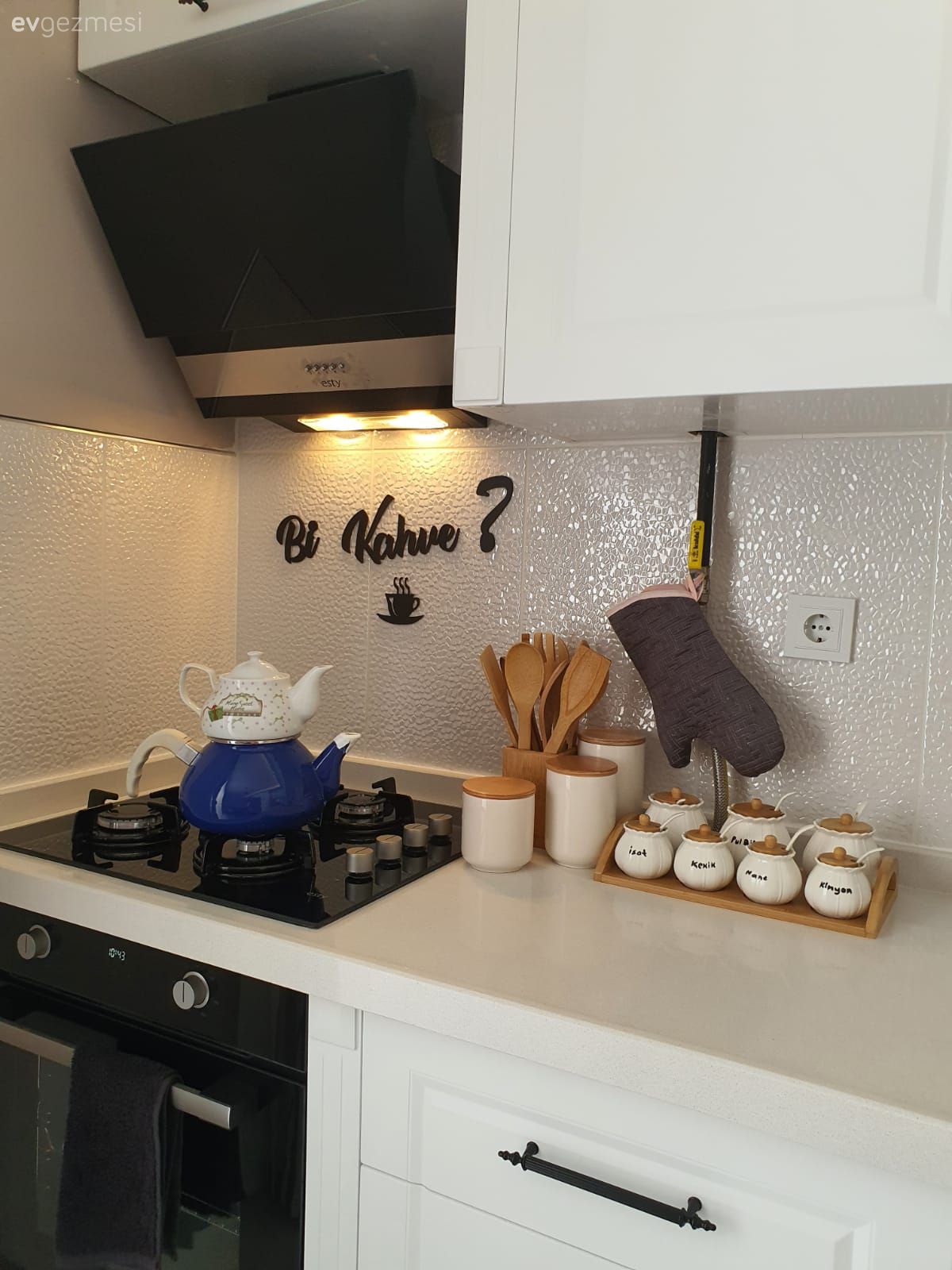 Mutfak, Beyaz mutfak, Mutfak tezgahı, Mutfak tezgah arası, Tezgah arası seramik, Led aydınlatma, Aydınlatma, Ankastre