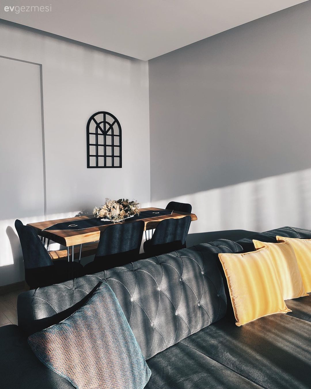 Salon, Modern rustik, Gri, Sarı, Kırlent, Ev tekstili, Sandalye, Yemek masası, Pencere duvar dekoru, Duvar dekorasyonu