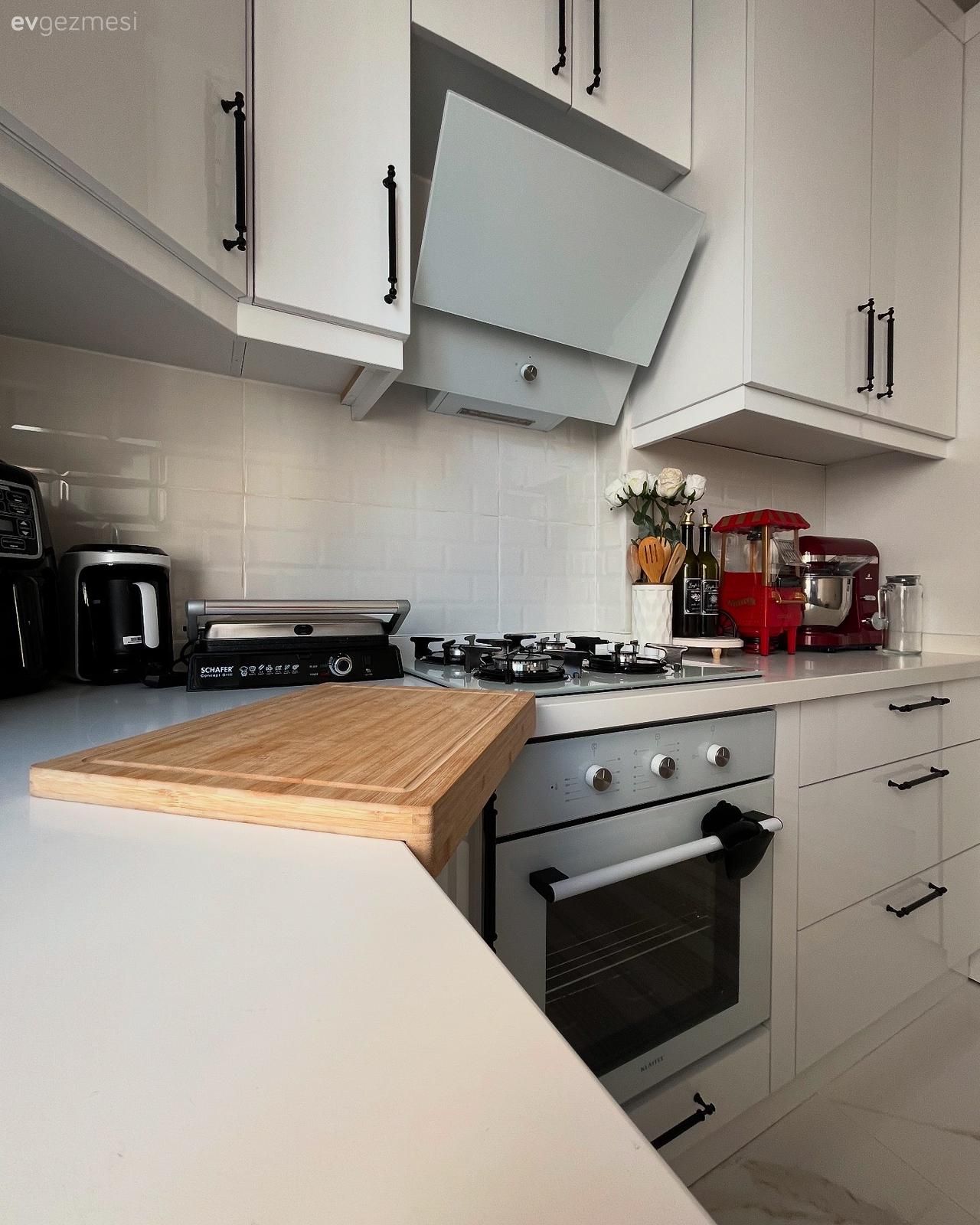 Mutfak, Beyaz, Mutfak tezgahı, Mutfak tezgah arası, Tezgah arası seramik, Ankastre, Davlumbaz, Mutfak aksesuarları