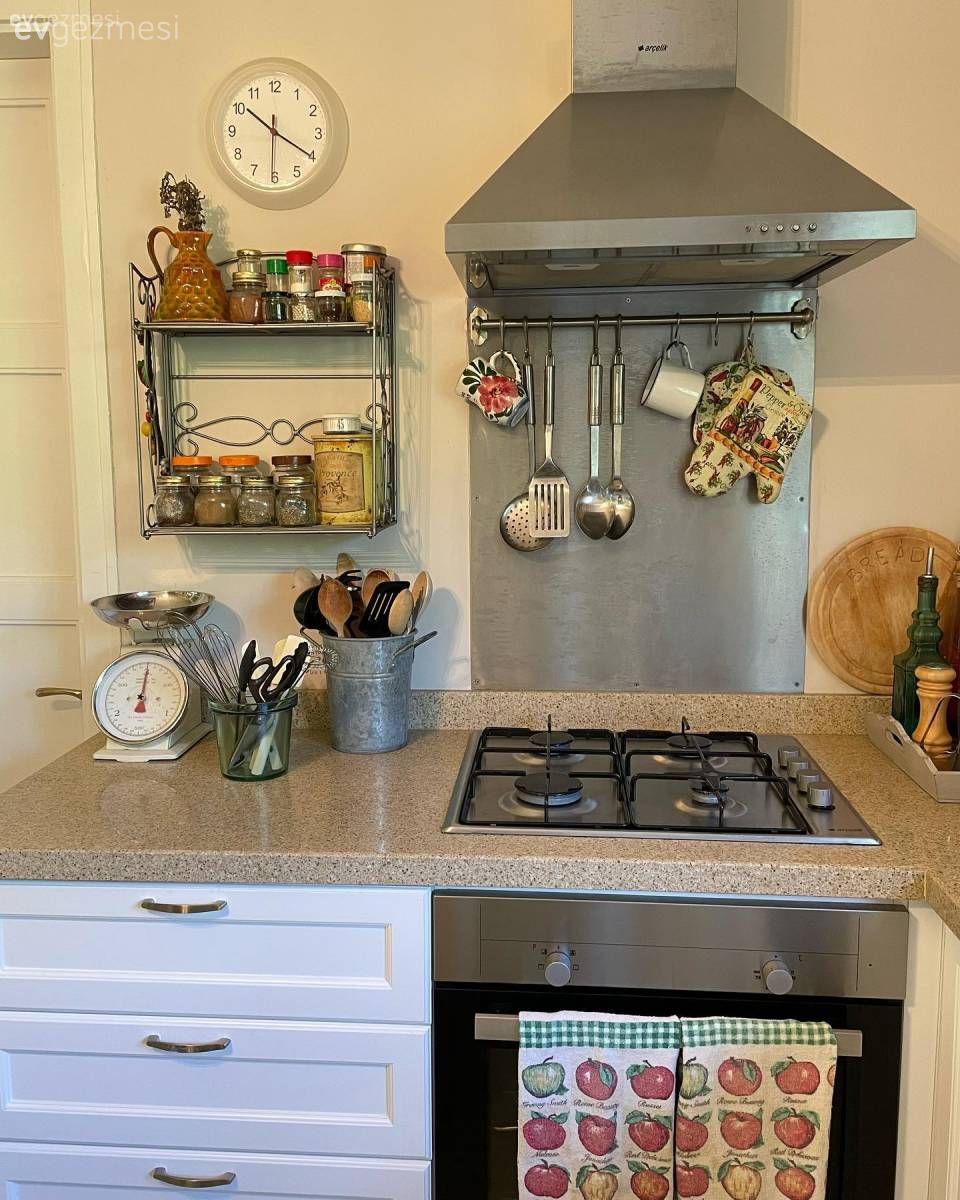 Beyaz, Beyaz mutfak, Mutfak, İskandinav, Mutfak tezgahı, Mutfak tezgah arası, Davlumbaz, Shaker kapaklı dolaplar, Mutfak rafı, Ankastre