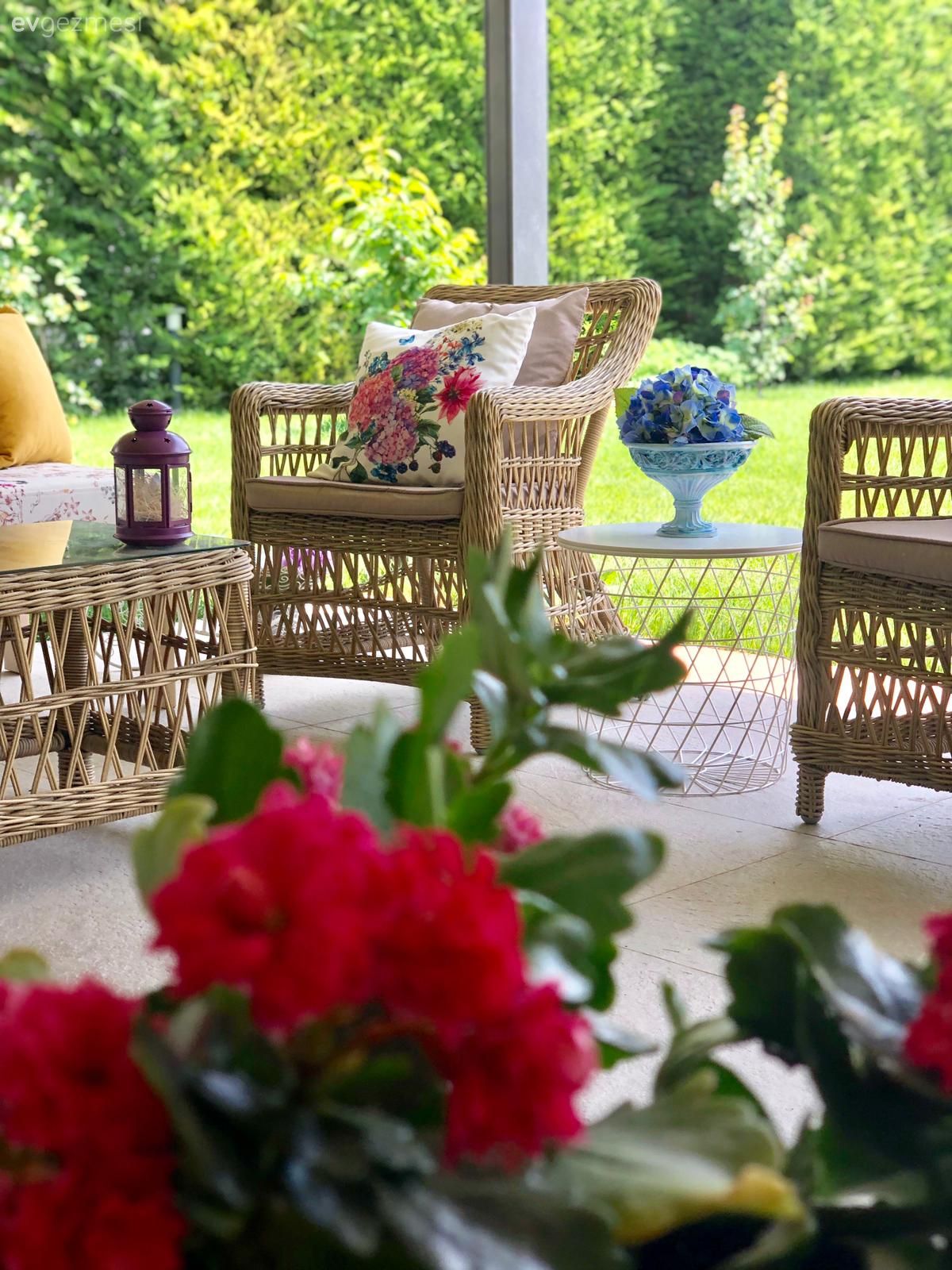 Bahçe, Bahçe oturma grubu, Hasır, Kırlent, Bahçe masası, Hasır sandalye, Balkon çiçekleri, Sarı, Kırmızı, Mavi, Aydınlatma, Çiçekli desen, Desenler