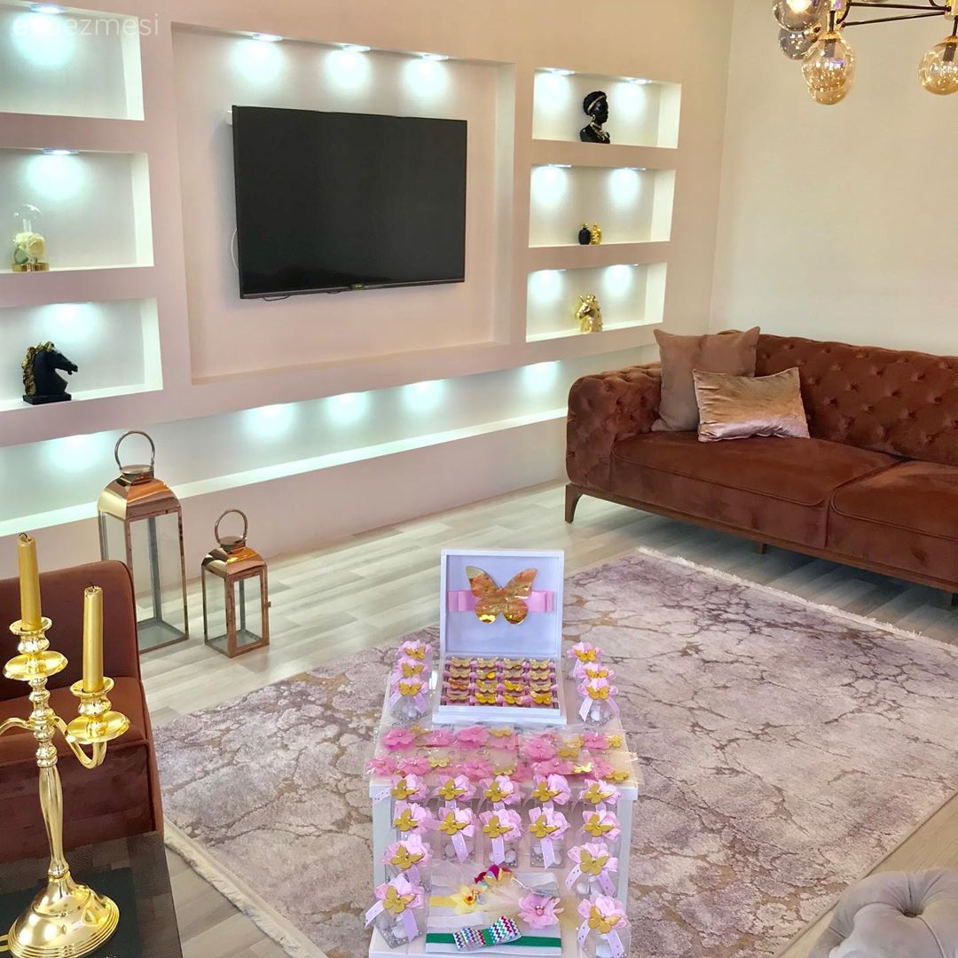 Salon, Modern, Modern chesterfield, Kahverengi, Vizon, Beyaz, Tv ünitesi, Tv ünitesi aksesuarları, Ev Aksesuar, Halı, Salon halısı, Yan sehpa, Sehpa, Avize, Aydınlatma, Salon avizesi