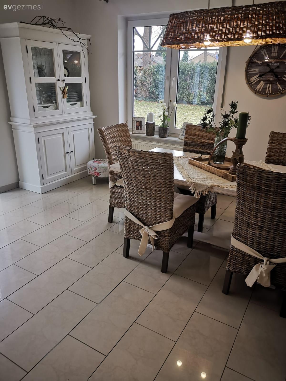 Yemek Odası, Yemek masası, Sandalye, Hasır, Hasır sandalye, Yemek odası avizesi, Rustik, Duvar saati, Duvar dekorasyonu, Dolap, Sehpa, Dekoratif Objeler, Vazo, Ev Aksesuar