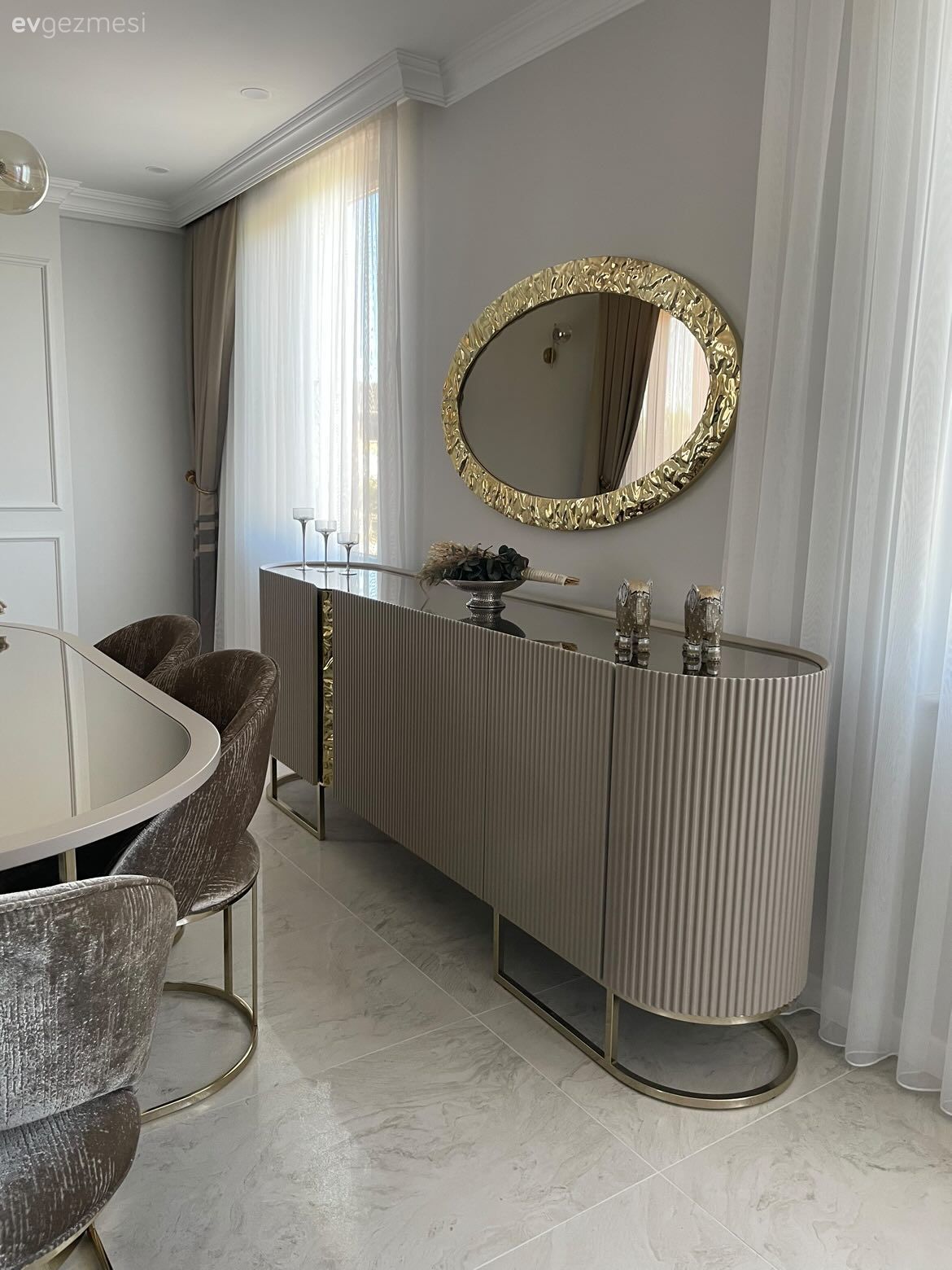 Yemek Odası, Art deko, Sandalye, Yemek masası, Vizon, Gri, Füme, Fon perde, Perde, Altın, Konsol, Konsol üzeri dekoratif objeleri, Avize, Aydınlatma, Ayna