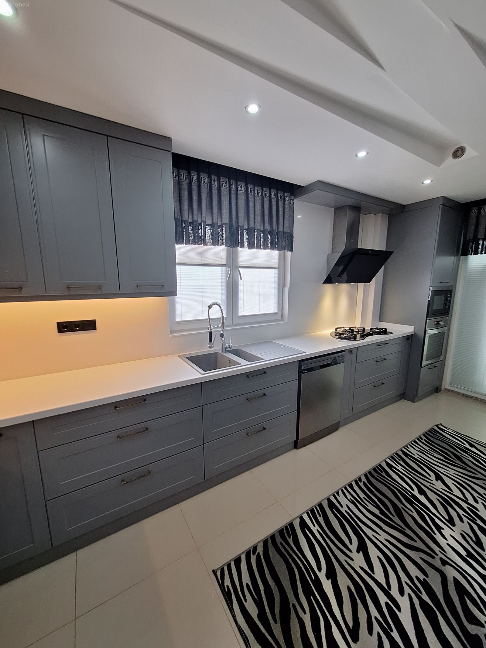 Mutfak, Gri, Beyaz, Siyah, Shaker kapaklı dolaplar, Mutfak tezgahı, Mutfak tezgah arası, Mutfak halısı, Mutfak zemin seramikleri, Spot aydınlatma, Aydınlatma, Mutfak perdesi, Ankastre, Mutfak bataryası, Eviye 