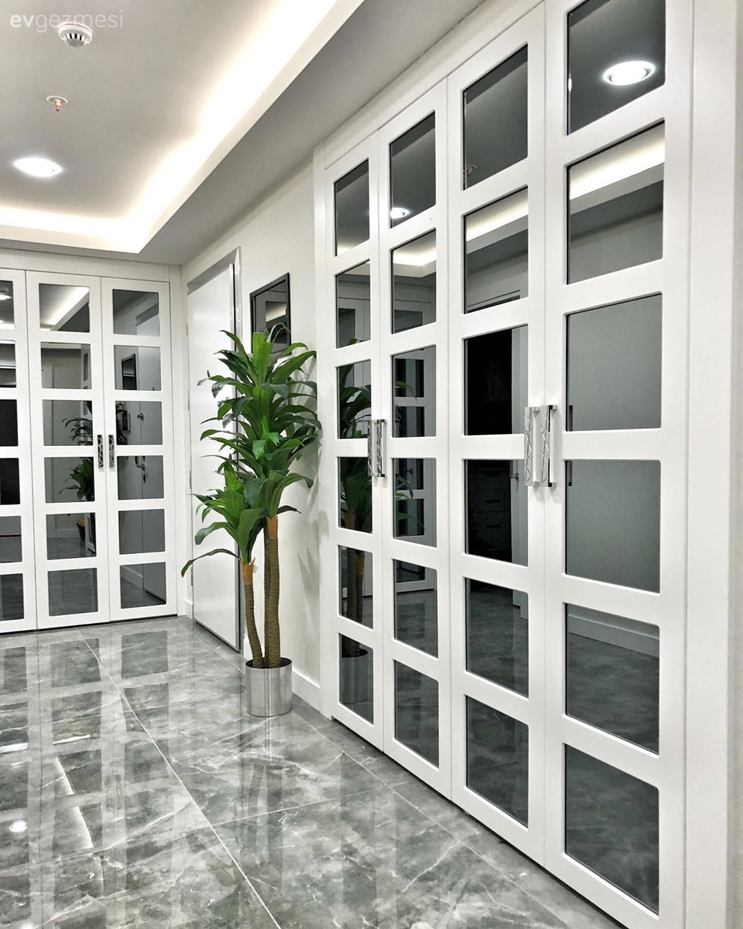 Antre, Zemin seramikleri, Ayna kapaklı vestiyer, Ayna, Led aydınlatma, Aydınlatma, Beyaz, Ev bitkisi