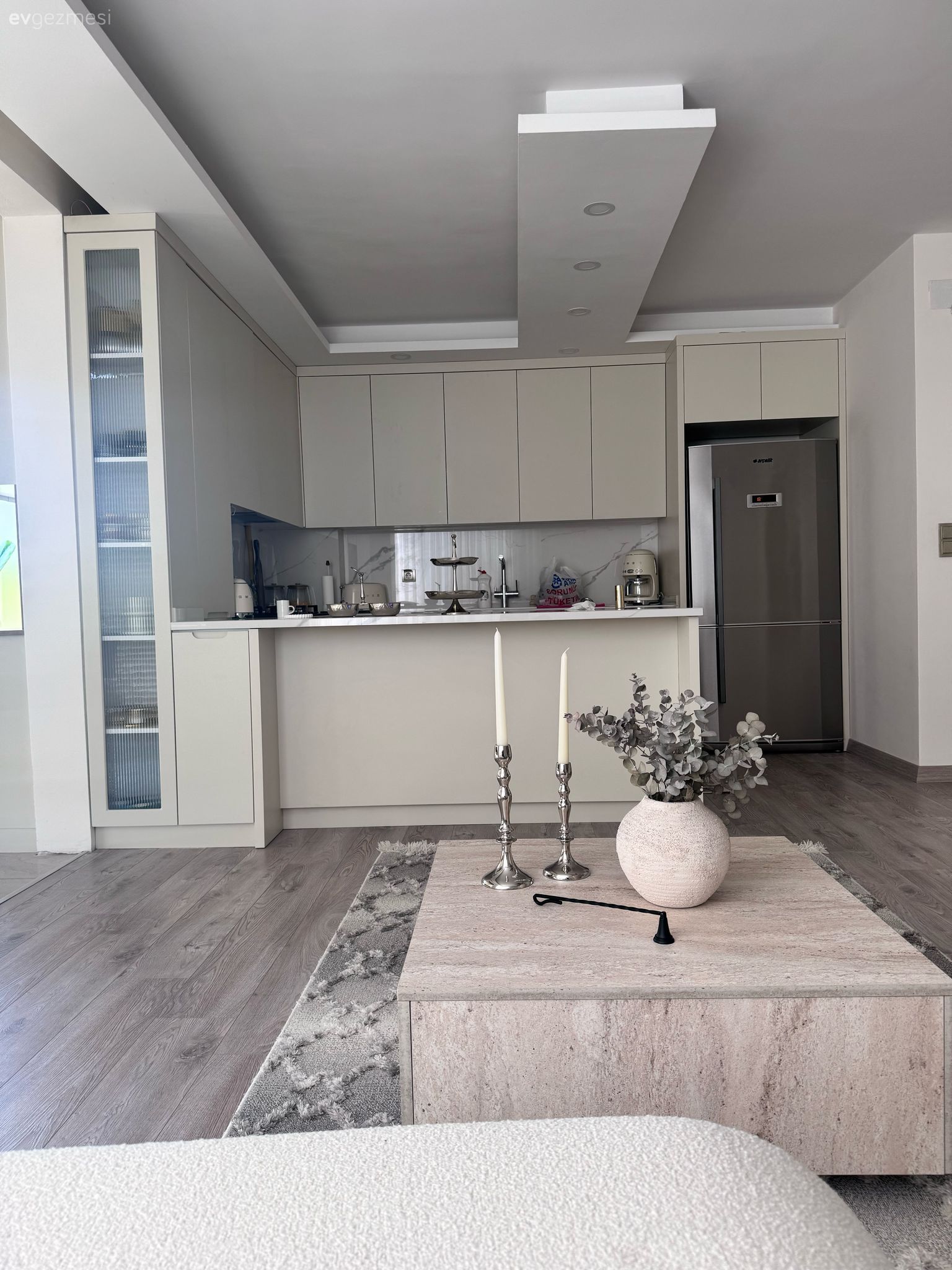 Amerikan Mutfak, Mutfak, Beyaz, Krem, Bej, Ada mutfak, Mutfak tezgahı, Mutfak tezgah arası, Orta sehpa, Sehpa, Halı, Salon halısı, Parke