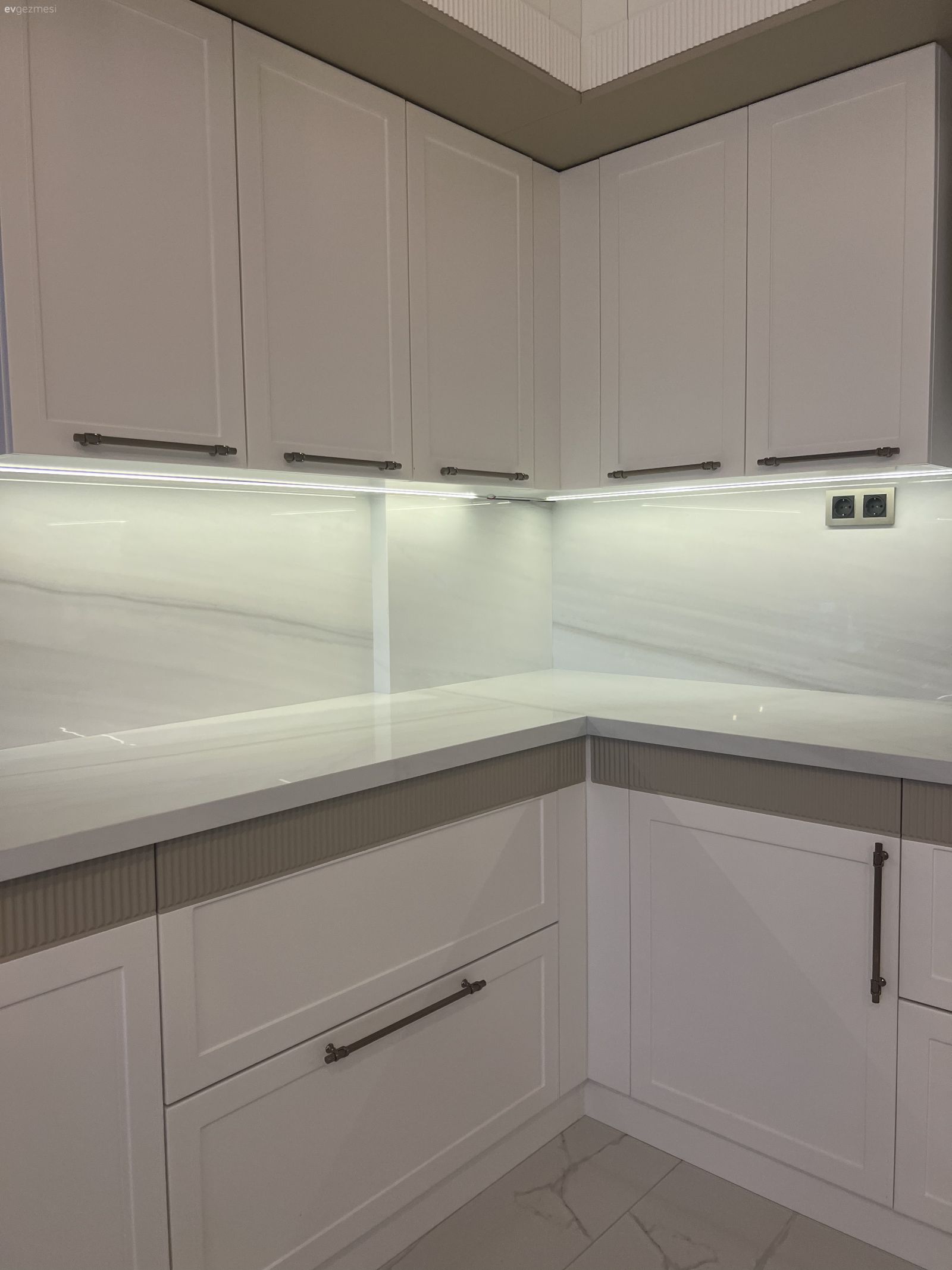 Mutfak, Beyaz, Modern mutfak, Mutfak tezgahı, Mutfak tezgah arası, Davlumbaz, Mutfak zemin seramikleri, Tezgah arası seramik, Shaker kapaklı dolaplar