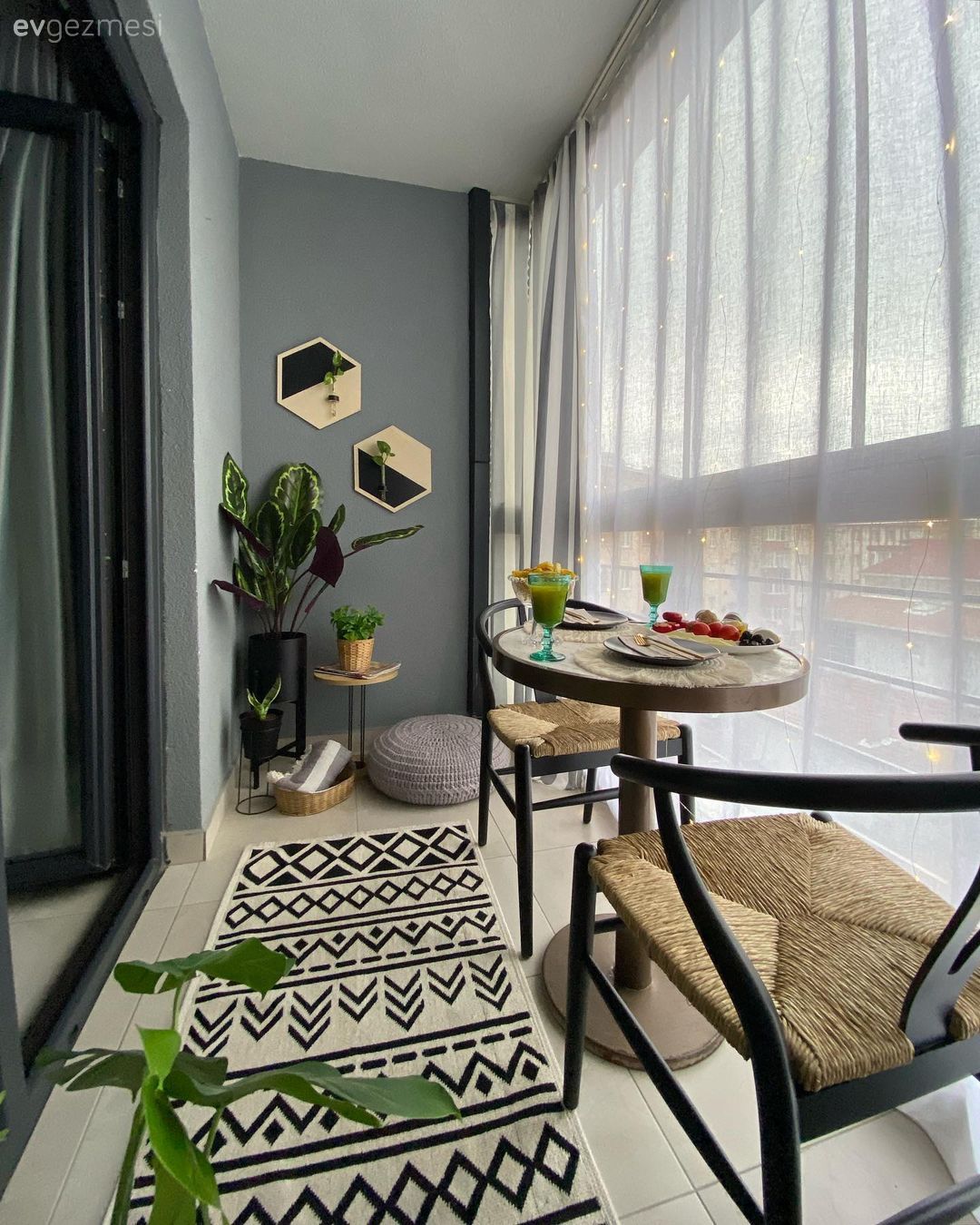 Balkon, Bohem Dekorasyon, Gri duvar, Sandalye, Balkon masası, Ev bitkisi, Balkon perdesi