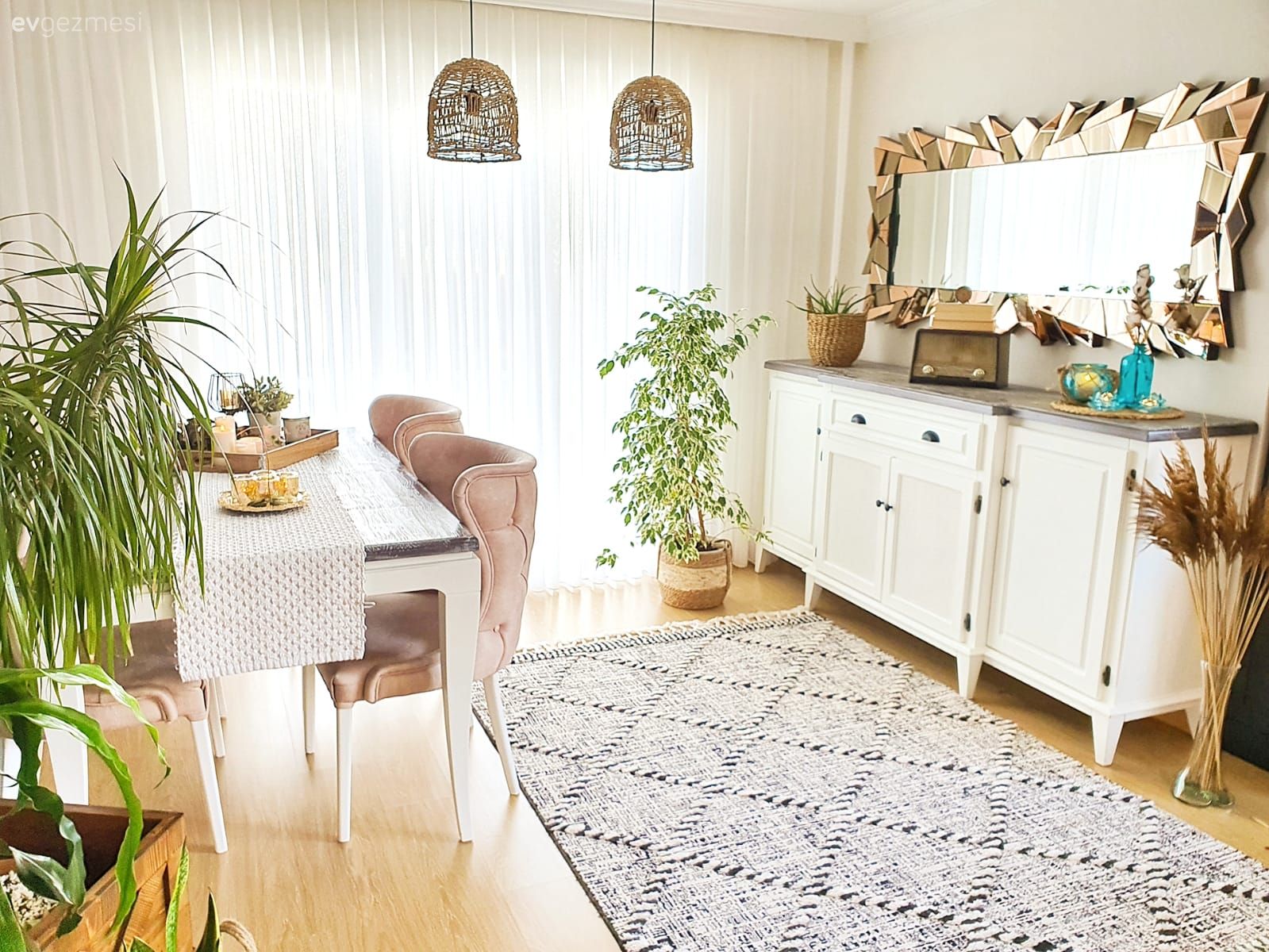 Beyaz, Gri, Krem, Konsol, Konsol üzeri dekoratif objeleri, Ayna, Halı, Avize, Aydınlatma, Sandalye, Yemek masası, Tül perde, Perde, Ev bitkisi
