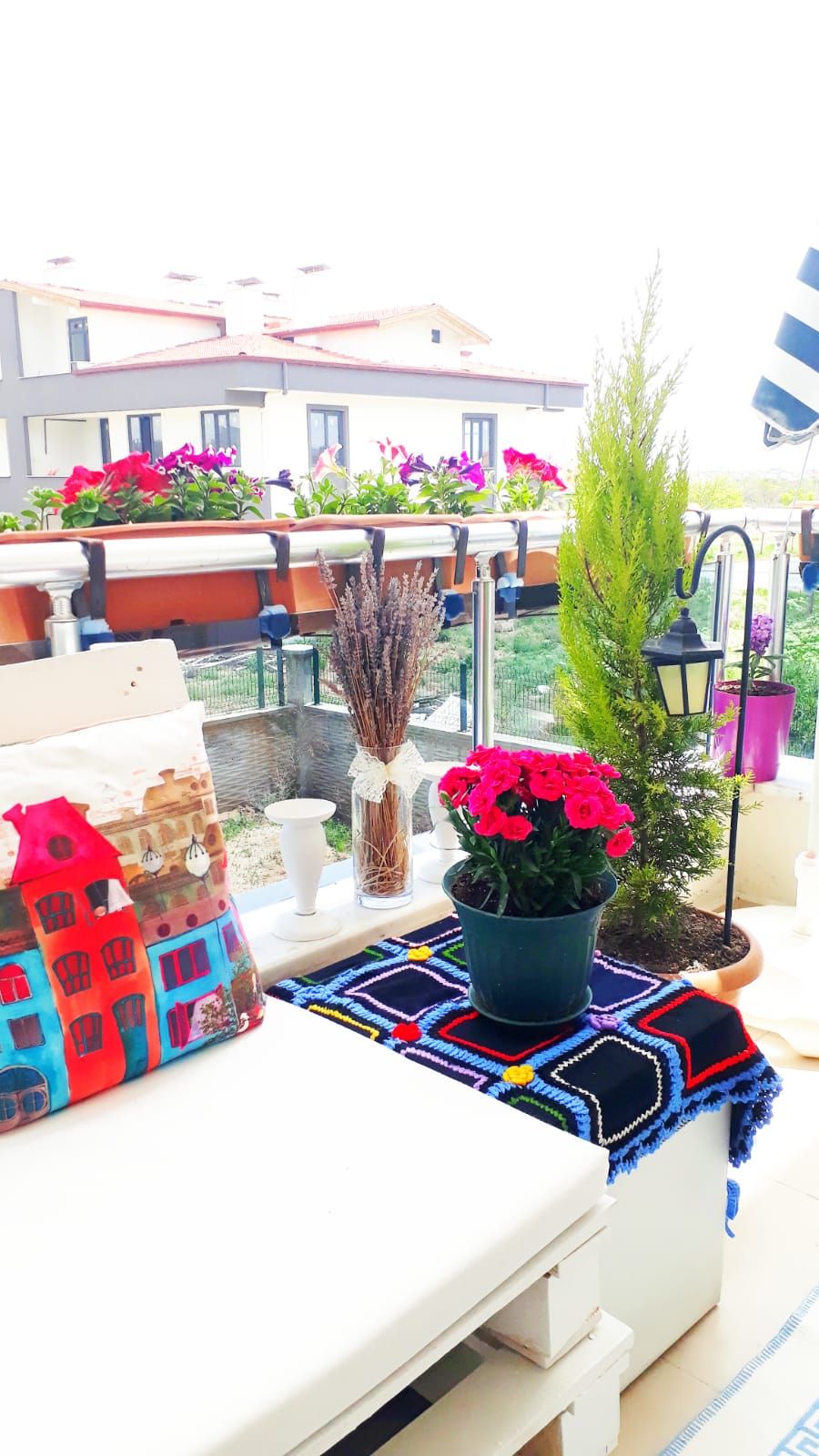 Balkon, Beyaz, Mavi, Pembe, Palet, Balkon çiçekleri, Kırlent, Ev tekstili