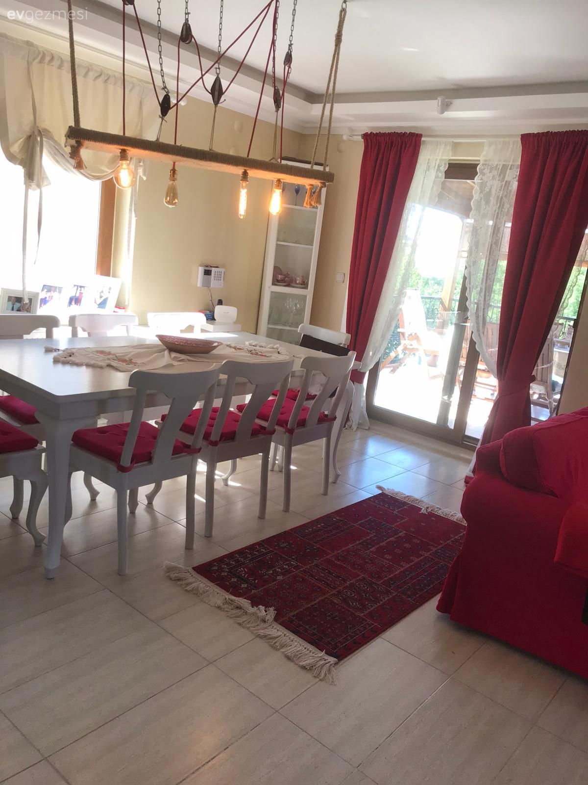 Bu İzmir Evinde Nostaljik Öğeler Pek seviliyor