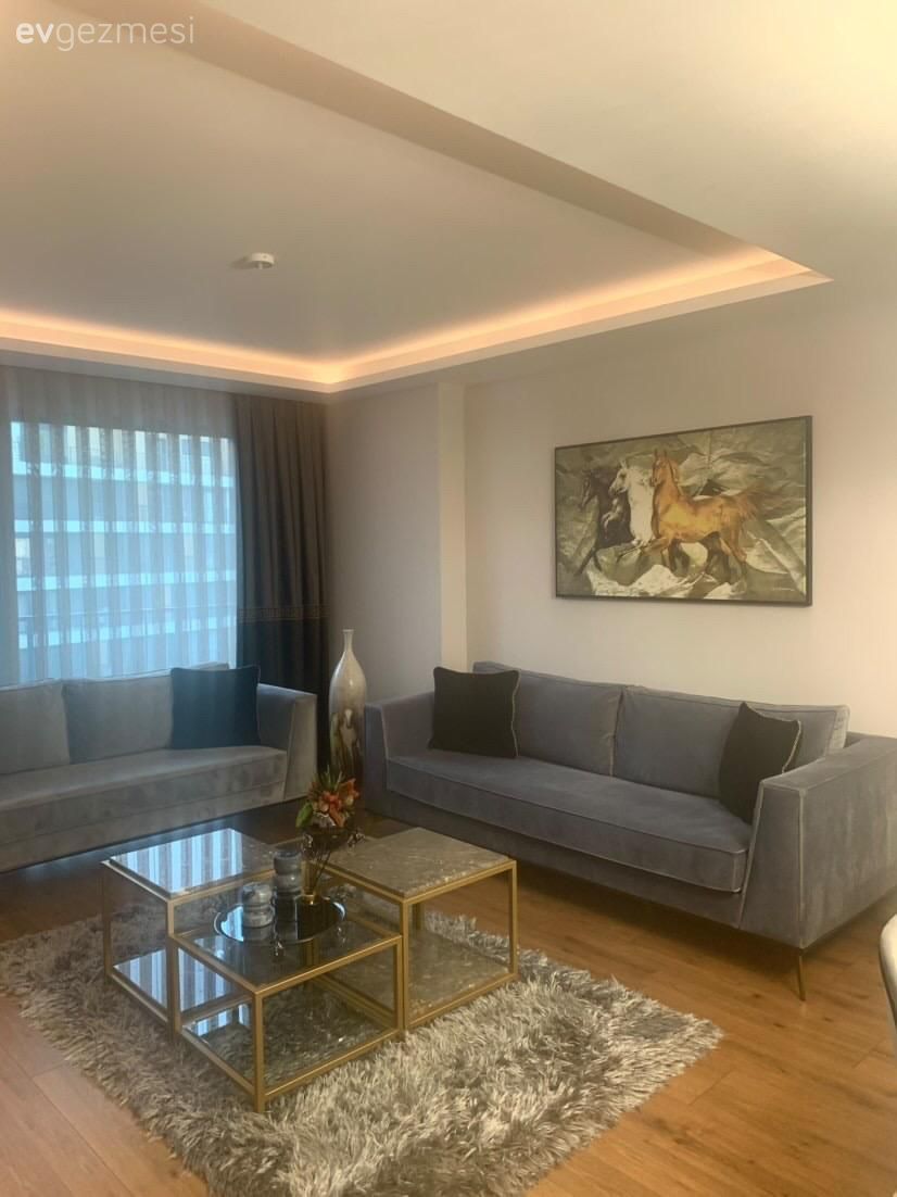 Bu İzmir Evinde Dingin Renkler Gösterişli Detaylarla Hareketlenmiş