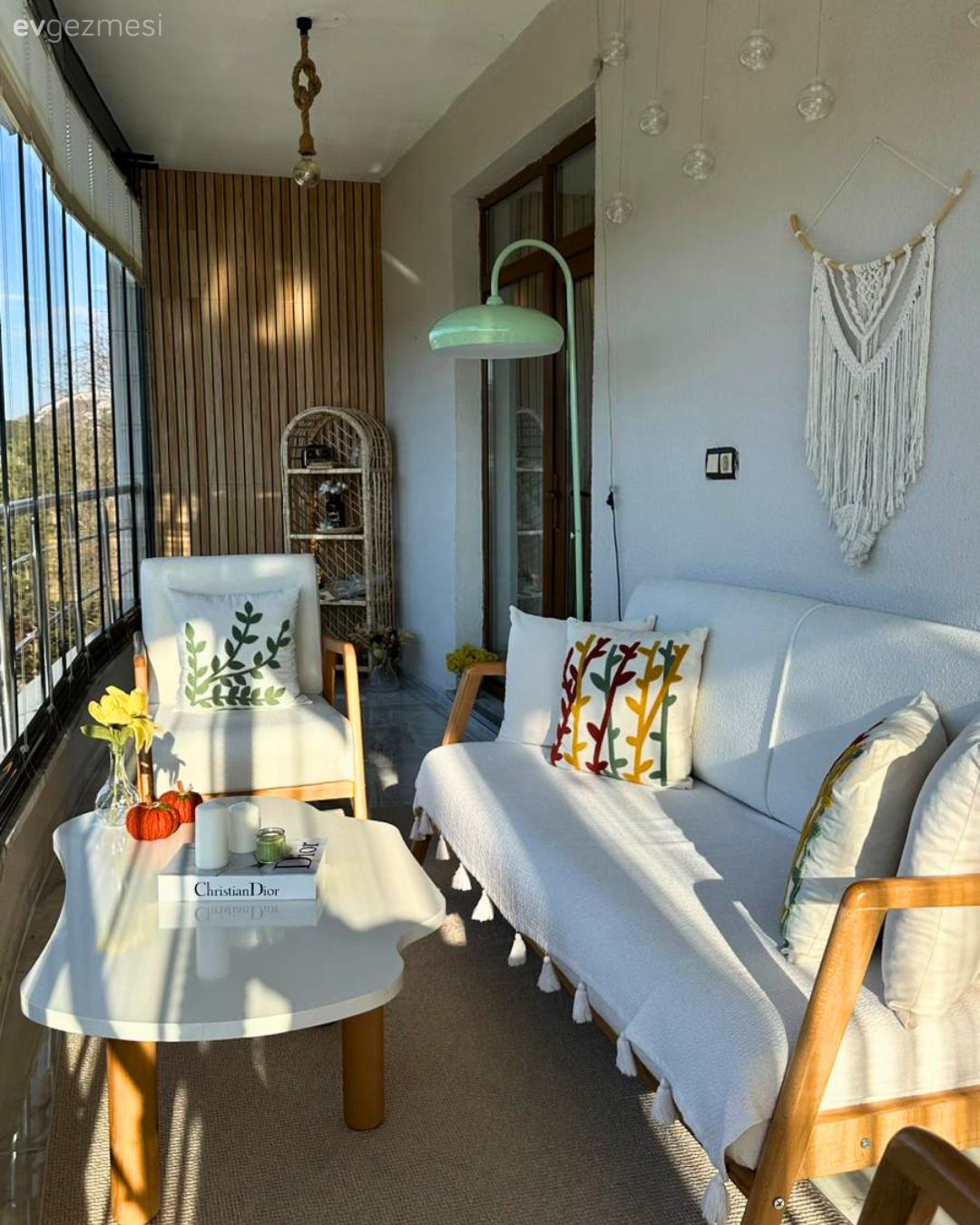 Balkon, Modern, Balkon oturma grubu, Duvar çıtalama, Kırlent, Ev tekstili, Orta sehpa, Sehpa, Berjer, Koltuk takımı, Dekoratif Objeler, Balkon duvar dekorasyonu, Kapalı balkon