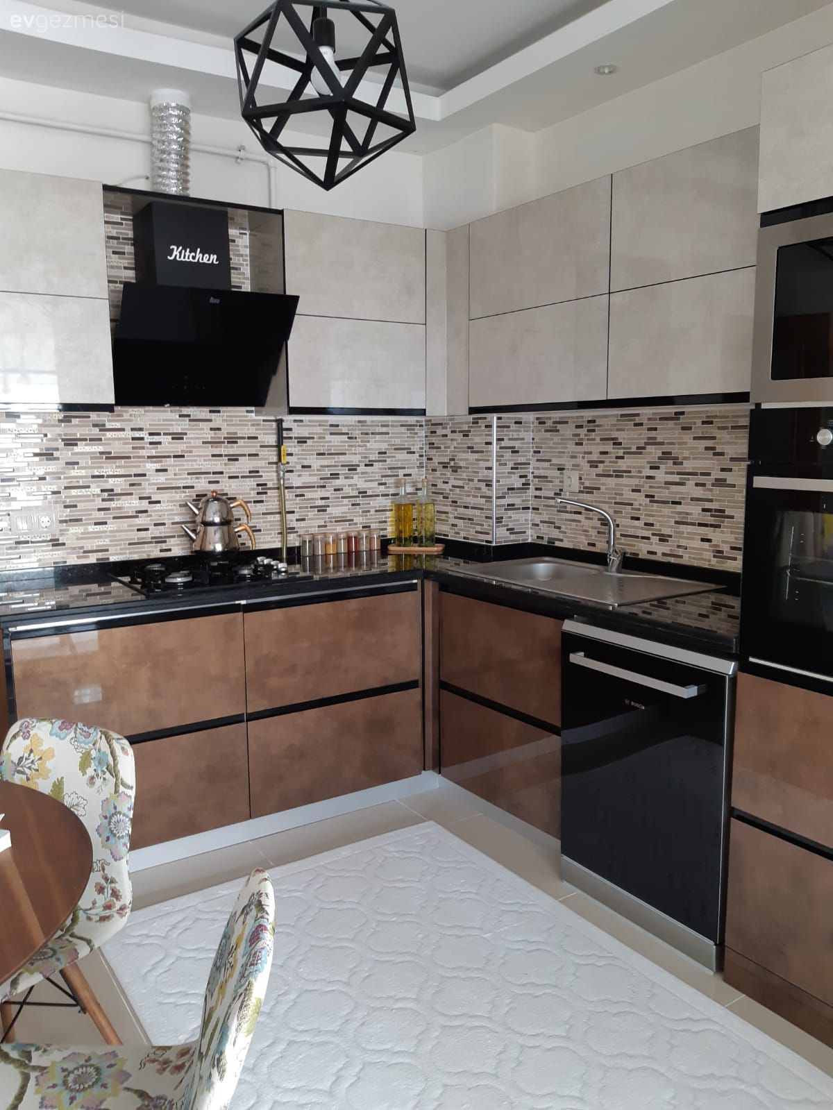 Mutfak, Kahverengi, Siyah, Bej, Kulpsuz mutfak dolabı, Modern mutfak, Mutfak tezgahı, Mutfak tezgah arası, Tezgah arası seramik, Ankastre, Mutfak halısı, Mutfak masası, Sandalye