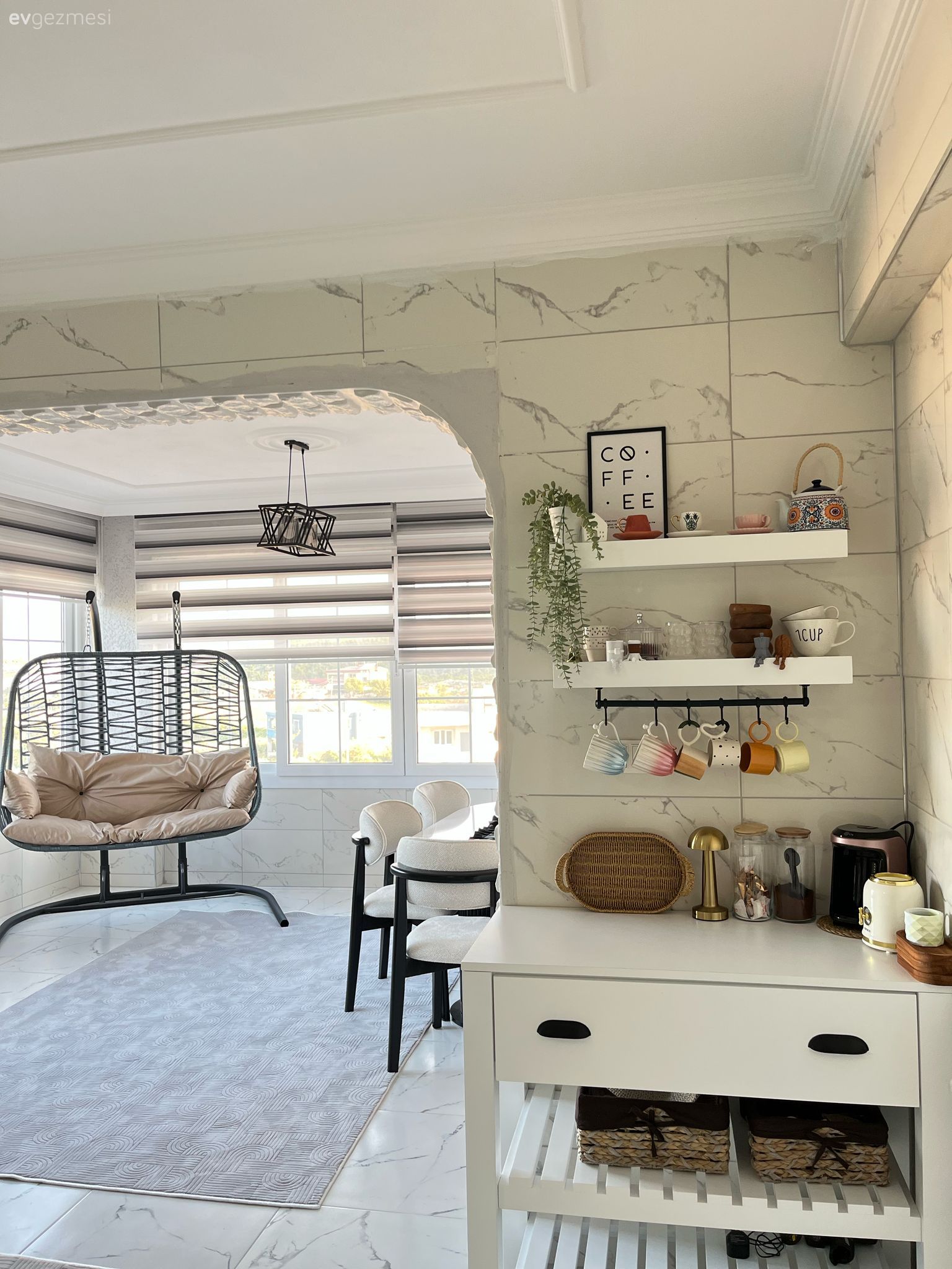 Bu Hatay Evinde Beyaz ve Turuncu Uyumu Esas Alınmış